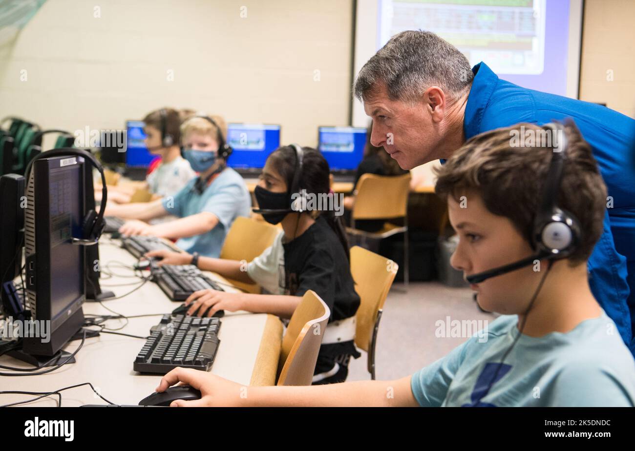 NASA SpaceX Crew-2 NASA-Astronaut Shane Kimbrough untersucht, was Studenten der Tech-Crew im Raum Space Shuttle Simulator während eines Besuchs der Arlington Science Focus Elementary School am Freitag, den 10. Juni 2022 in Arlington, Virginia. Stockfoto