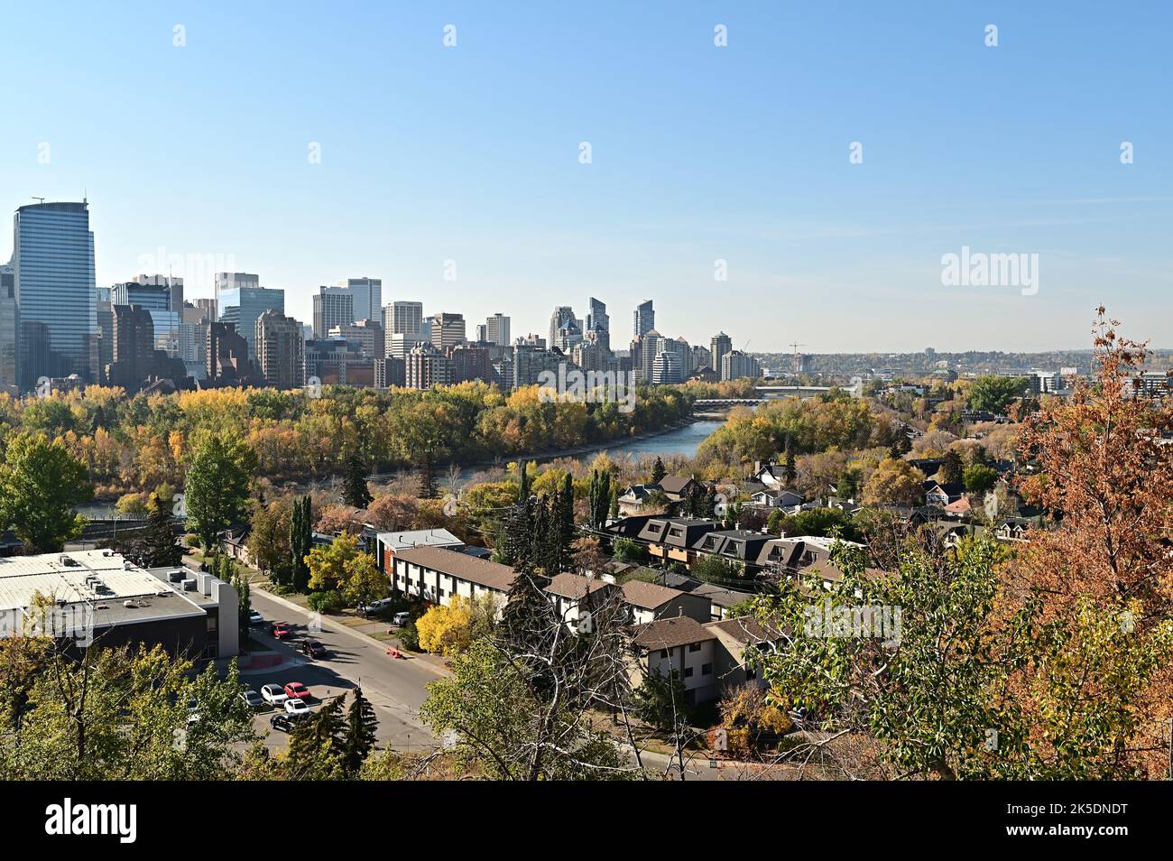 Die Innenstadt von Calgary, Alberta, Kanada, von der Crescent Road in der Nähe des Bow River aus gesehen Stockfoto