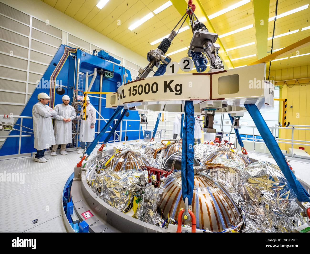 Techniker von Airbus in Bremen wiegen das europäische Servicemodul am 31. Oktober 2018 vor seiner Auslieferung an das Kennedy Space Center der NASA. ESA, Airbus und zehn europäische Länder haben das Modul gemeinsam entwickelt, um ein amerikanisches Raumschiff zu betreiben und die Bemühungen der NASA um Mondforschung und Tiefenweltraumforschung voranzutreiben. Stockfoto