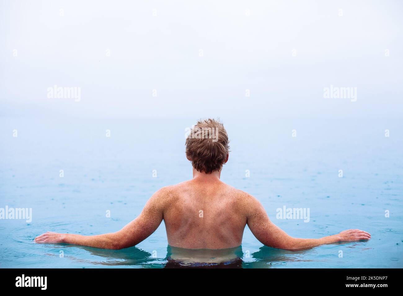 Nahaufnahme eines Mannes, der im Lake Hawea, dem neuntgrößten See Neuseelands, schwimmt Stockfoto