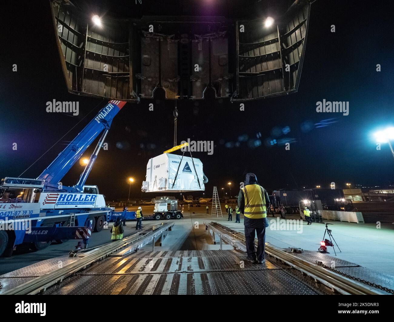 Die NASA schickte das europäische Servicemodul von Orion am 5. November 2018 von Bremen an das Kennedy Space Center. Die ESA und Airbus haben zusammen mit zehn europäischen Ländern das Modul für den Antrieb der amerikanischen Raumsonde für die Tiefenraumforschung gebaut. Stockfoto
