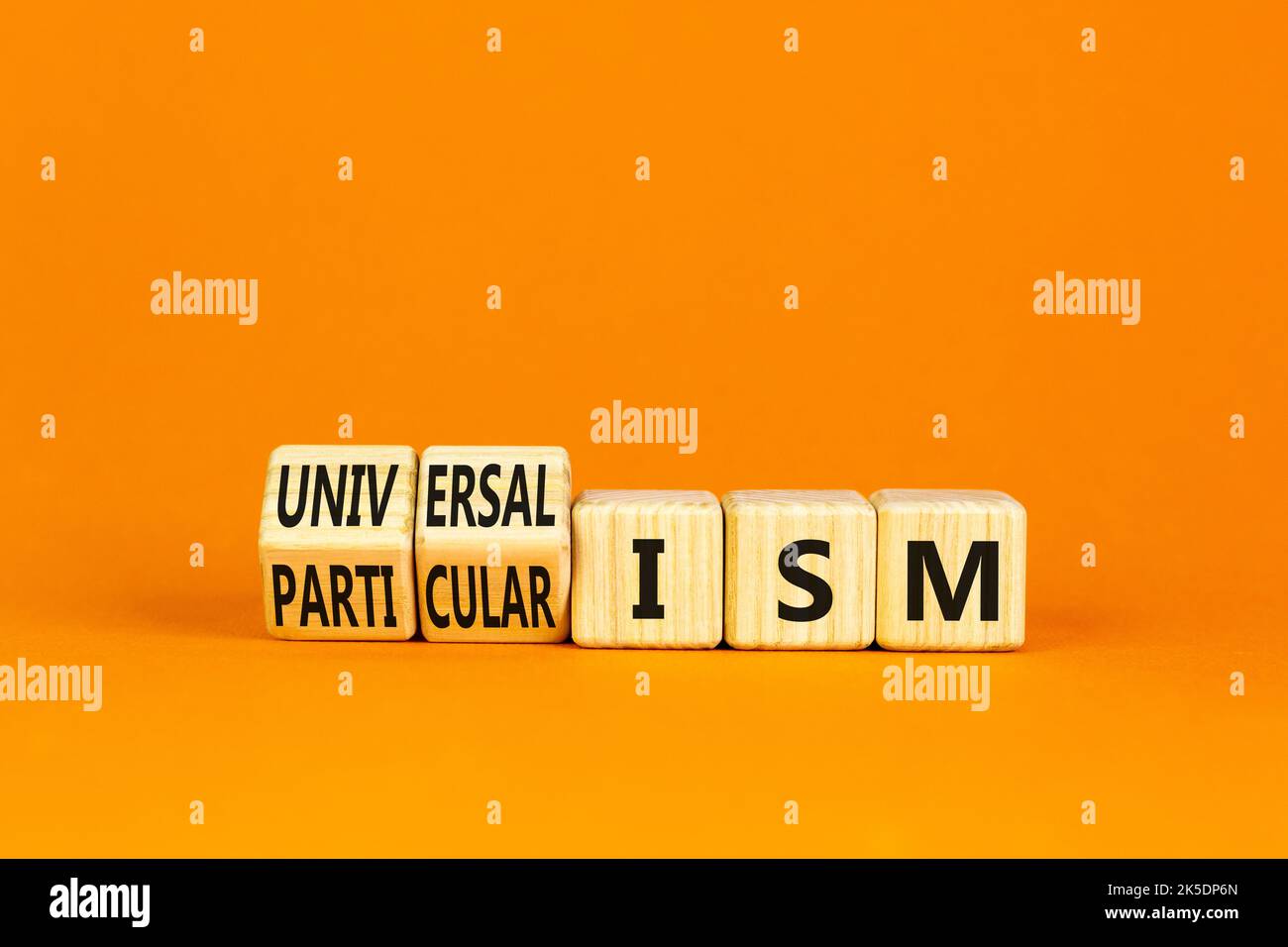 Universalismus oder Partikularismus Symbol. Begriff Wörter Universalismus oder Partikularismus auf Würfel. Schöne orange Tisch orange Hintergrund. Business Univers Stockfoto