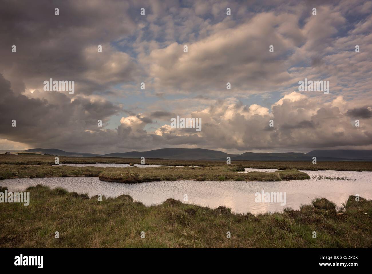 Fens and bogland in Aughness, Ballycroy, Irland. Am Horizont liegen die Berge des Wild Nephin Nationalparks. Stockfoto