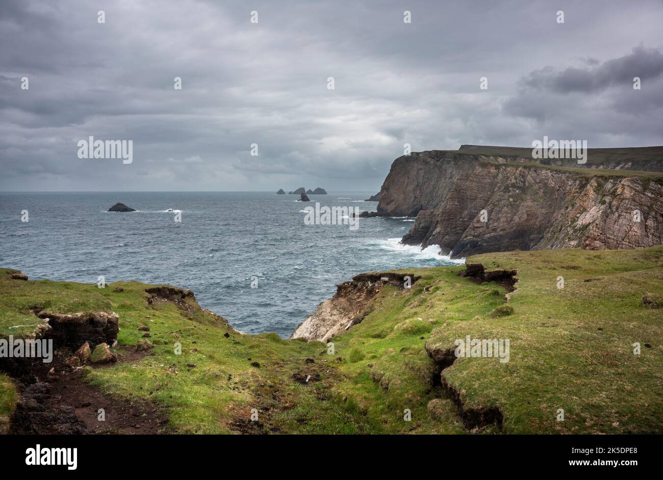 Zerklüftete Klippen an der Südwestküste von Achill Island. Es ist Teil des Wild Atlantic Way. Stockfoto