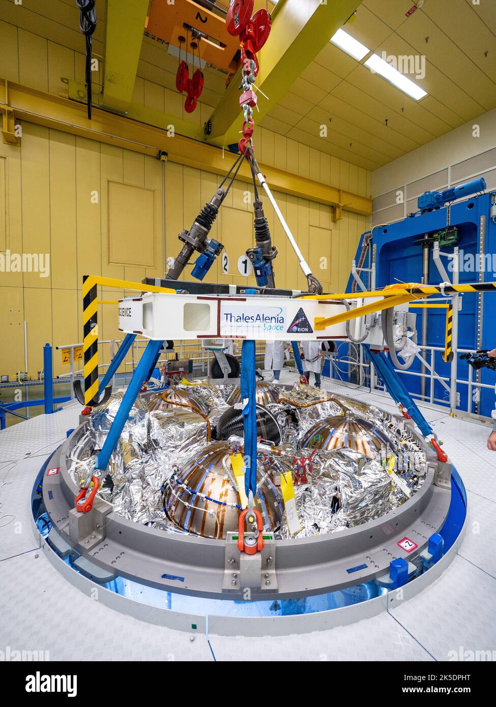 Techniker von Airbus in Bremen wiegen das europäische Servicemodul am 31. Oktober 2018 und bereiten es für den Versand an das Kennedy Space Center der NASA vor. Das von der ESA geleitete Projekt, an dem Airbus und zehn europäische Länder beteiligt sind, liefert Strom für ein amerikanisches Raumschiff und stellt einen Meilenstein für die NASA-Mission zur Erforschung des Mondes und der Tiefen des Weltraums dar. Stockfoto