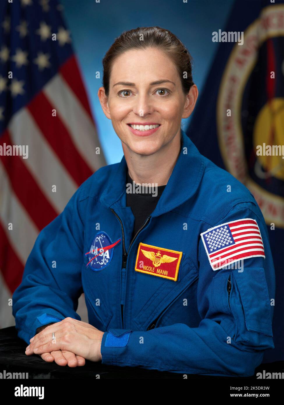 Houston, Vereinigte Staaten von Amerika. 13. Januar 2014. NASA-Astronautin Nicole Mann, offizielles Porträt mit dem blauen NASA-Fluganzug im Johnson Space Center, 13. Januar 2014 in Houston, Texas. Mann ist die erste amerikanische Ureinwohner und die erste Frau, die eine NASA-Mission im Weltraum befehligen wird. Quelle: Robert Markowitz/NASA/Alamy Live News Stockfoto