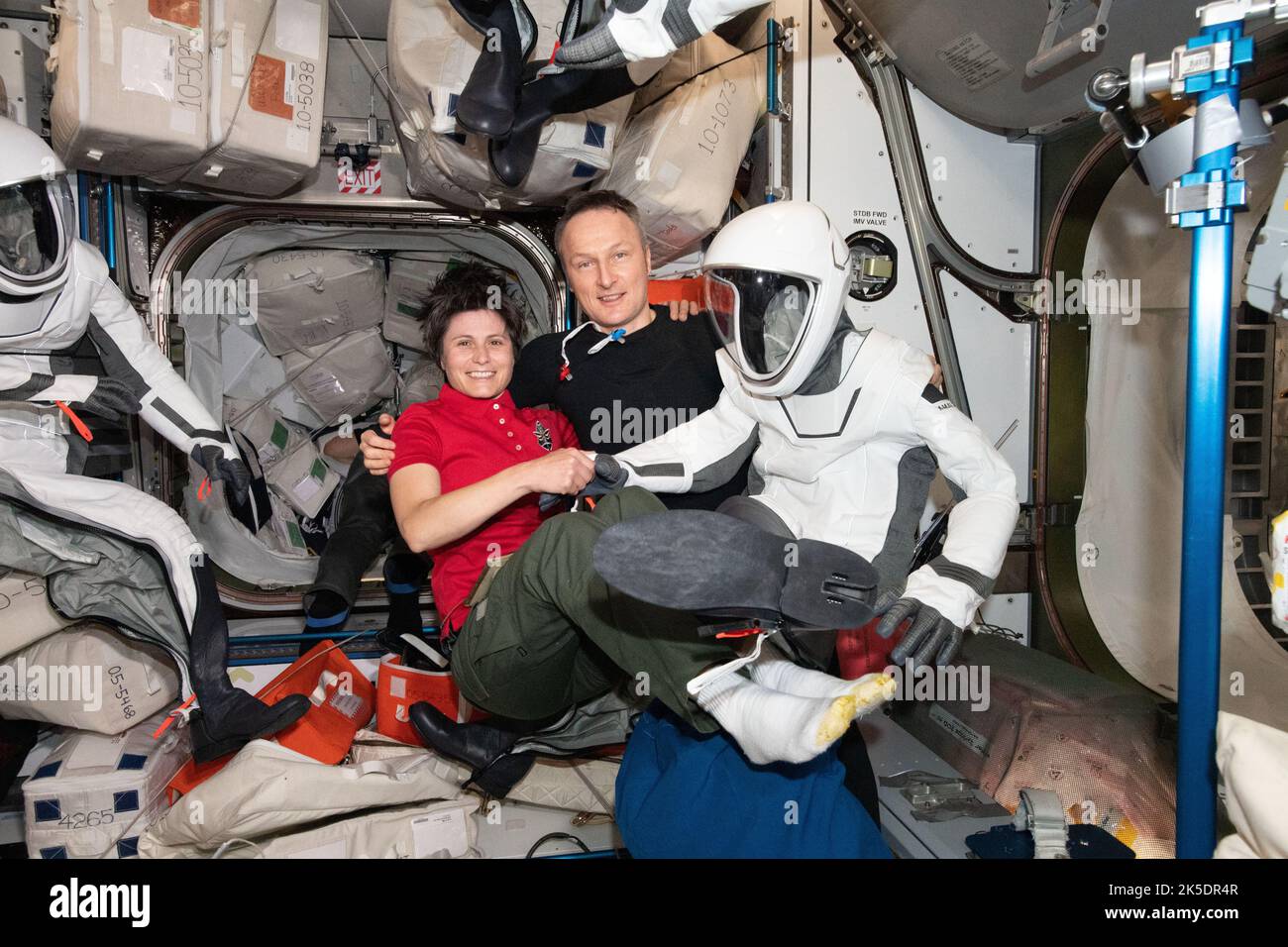 Samantha Cristoforetti und Matthias Maurer, die Astronauten der Europäischen Weltraumorganisation ESA (European Space Agency), posieren für ein Porträt im Harmony-Modul der Internationalen Raumstation. Maurer würde seinen SpaceX-Anzug kurz später anziehen, an Bord des Dragon Endeavour-Crew-Schiffes gehen und zur Erde fahren. Stockfoto