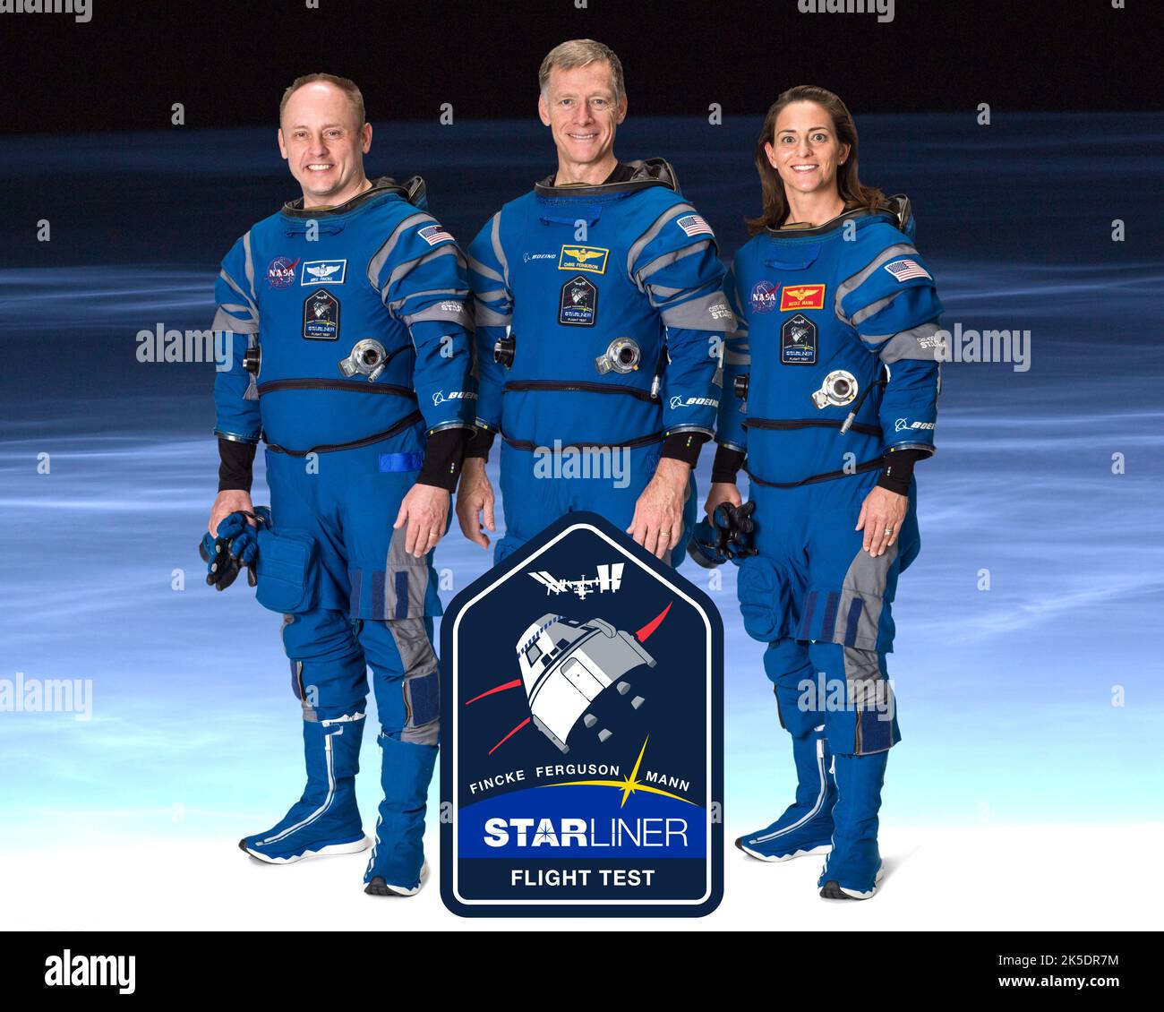 Houston, Vereinigte Staaten von Amerika. 04. Dezember 2019. Die NASA-Astronauten Mike Fincke, links, der Boeing-Astronaut Chris Ferguson, Mitte, und die NASA-Astronautin Nicole Mann posieren für das offizielle Boeing Crew Flight Test-Team-Portrait in ihren Starliner-Starliner-Starsuits im Johnson Space Center, 4. Dezember 2019 in Houston, Texas. Mann ist die erste amerikanische Ureinwohner und die erste Frau, die eine NASA-Mission im Weltraum befehligen wird. Quelle: Robert Markowitz/NASA/Alamy Live News Stockfoto