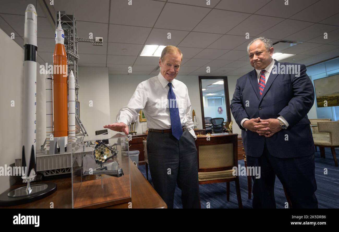 NASA-Administrator Bill Nelson, links, und Navy-Sekretär Carlos Del Toro treffen sich am Dienstag, den 7. Juni 2022, im Mary W. Jackson NASA-Hauptquartier in Washington. Stockfoto