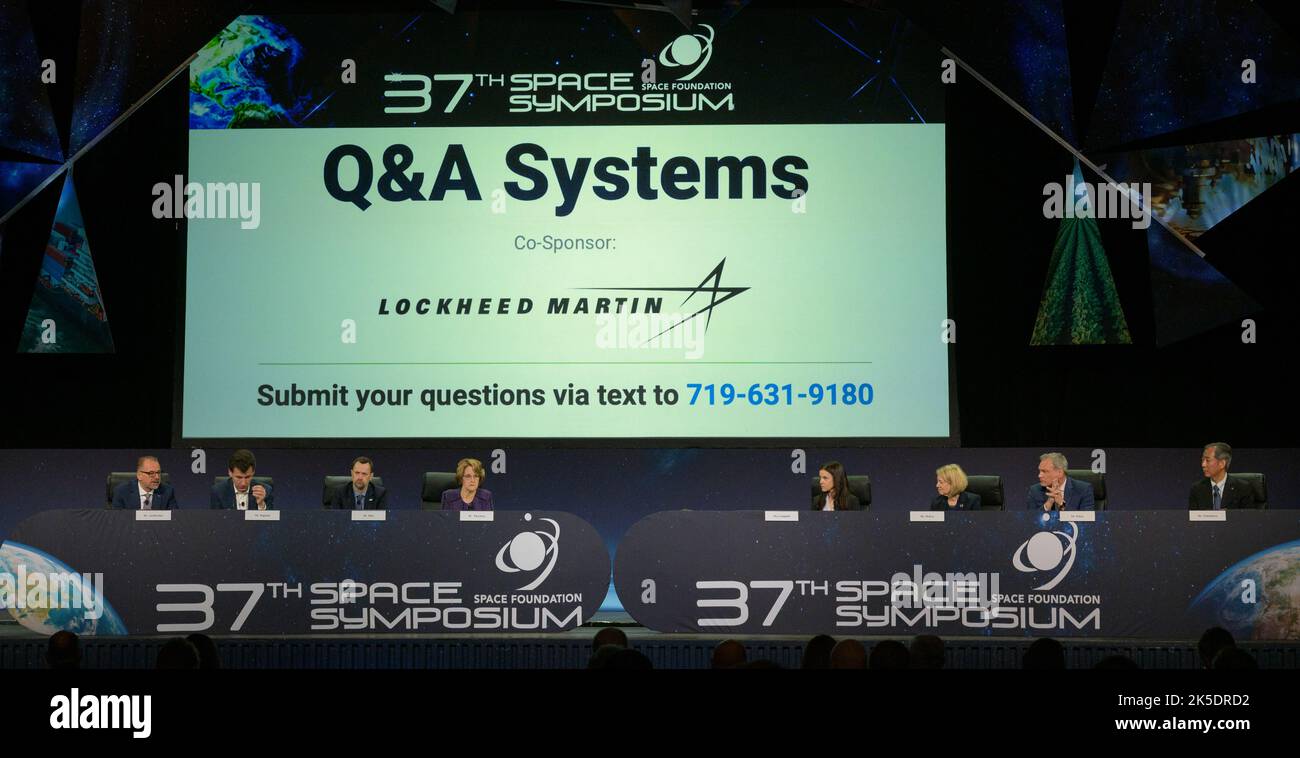 Leiter der Agentur der ESA, des CNES, der UKSA, der CSA, des DLR, JAXA und die NASA nehmen an einer Podiumsdiskussion auf dem 37. Weltraumsymposium am 6. April 2022 in Colorado Springs, Colorado teil, moderiert von Kathryn Thornton. Stockfoto