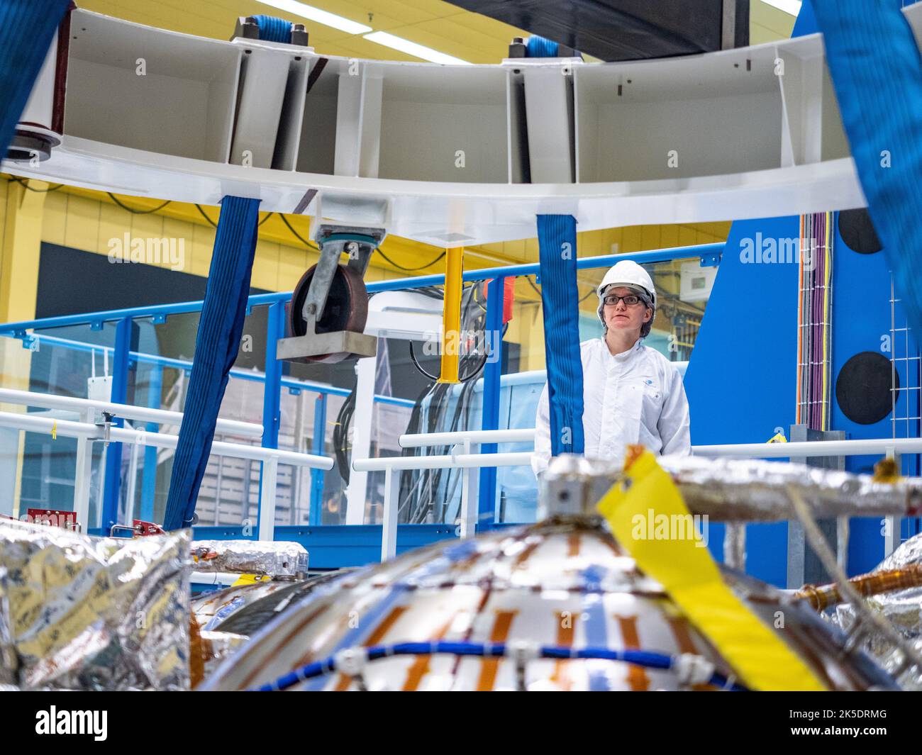 Airbus-Techniker in Bremen wiegen das europäische Servicemodul am 31. Oktober 2018, bevor es an das Kennedy Space Center geliefert wird. Das von der ESA, Airbus und zehn europäischen Ländern produzierte Modul liefert Strom für ein amerikanisches Raumschiff und markiert einen wichtigen Meilenstein bei den Mond- und Tiefenraummissionen der NASA. Stockfoto