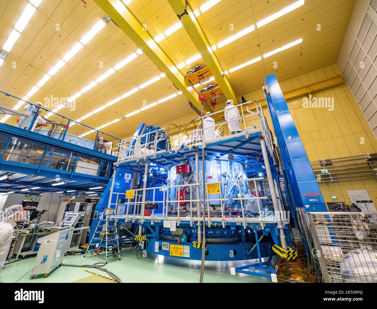 Techniker von Airbus in Bremen wiegen das europäische Servicemodul am 31. Oktober 2018 vor seiner Auslieferung an das Kennedy Space Center. Das von der ESA, Airbus und zehn europäischen Ländern entwickelte Modul wird ein amerikanisches Raumschiff antreiben und stellt einen Fortschritt in Richtung der Mond- und Tiefenraummissionen der NASA dar. Stockfoto