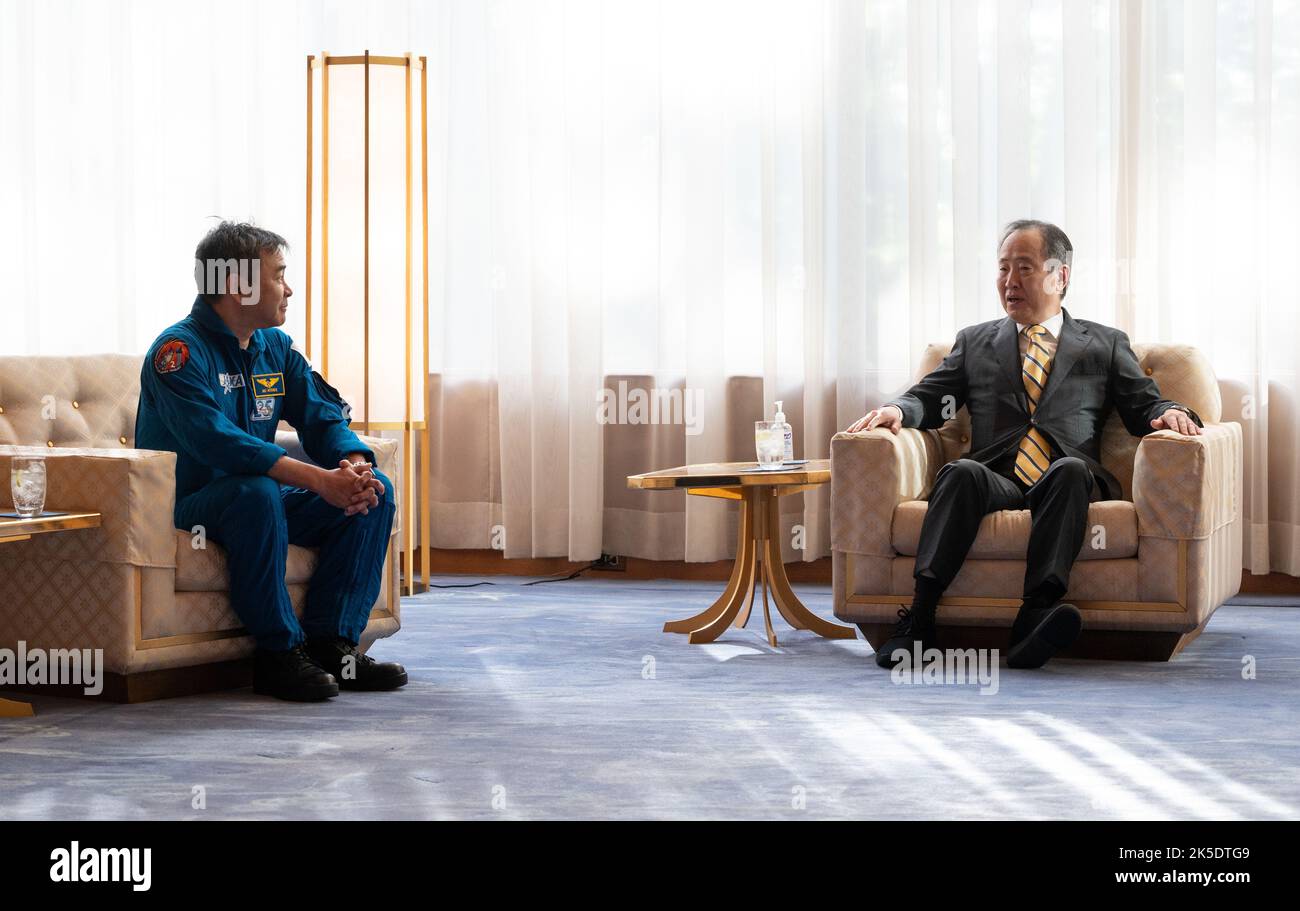 JAXA-Astronaut Akihiko Hoshide und Japans Botschafter in den USA, Koji Tomita, trafen sich in Washington, DC, im Anschluss an Hoshides 198-tägige SpaceX-Crew-2-Mission auf der Internationalen Raumstation mit den NASA-Astronauten Shane Kimbrough und Megan McArthur und dem ESA-Astronauten Thomas Pesquet. Stockfoto