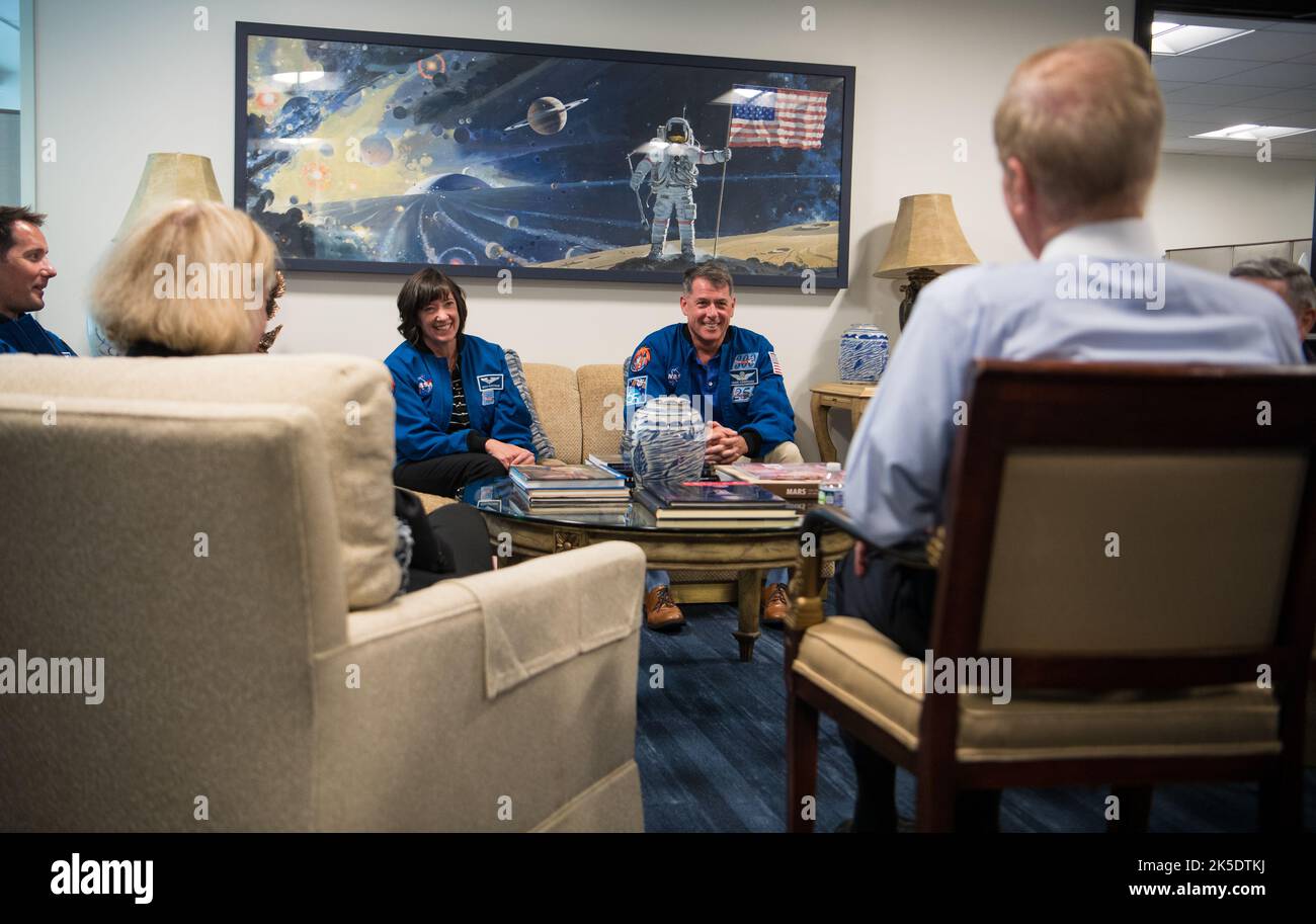 Die 2 NASA-Astronauten Megan McArthur, Mitte links, und Shane Kimbrough, Mitte rechts, sprechen mit dem NASA-Administrator Bill Nelson, dem NASA-Deputy Administrator Pam Melroy, links, und dem NASA-Associate Administrator Bob Cabana, rechts, Montag, 6. Juni 2022, Im Mary W. Jackson NASA Headquarters Building in Washington DC. Stockfoto