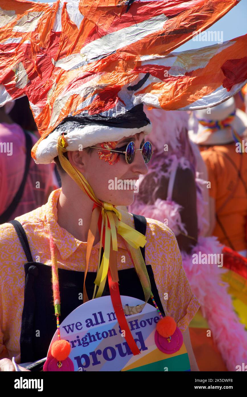 Brighton & Hove Pride Festival, Brighton & Hove, East Sussex, England. Die Teilnehmer der Parade genießen den Moment. „WIR ALLE MACHEN BRIGHTON & HOVE STOLZ“ Stockfoto