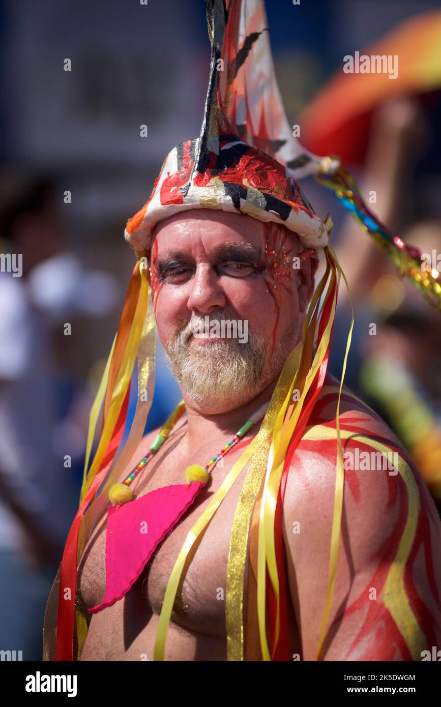 Brighton & Hove Pride Festival, Brighton & Hove, East Sussex, England. Die Teilnehmer der Parade genießen den Moment. Stockfoto