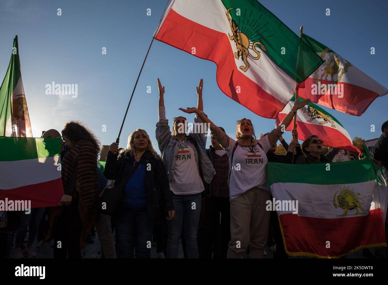 Berlin, Deutschland. 7. Oktober 2022. Demonstranten versammelten sich am Brandenburger Tor in Berlin, um sich solidarisch mit den Protesten im Iran zu zeigen. Die Demonstranten protestierten gegen das Mullah-Regime im Iran und drückten ihre Trauer über den Tod von Mahsa Amini aus. Die Demonstranten gingen auch auf die Straße gegen staatliche Gewalt und unzureichende Frauenrechte im Iran. Kredit: ZUMA Press, Inc./Alamy Live Nachrichten Stockfoto