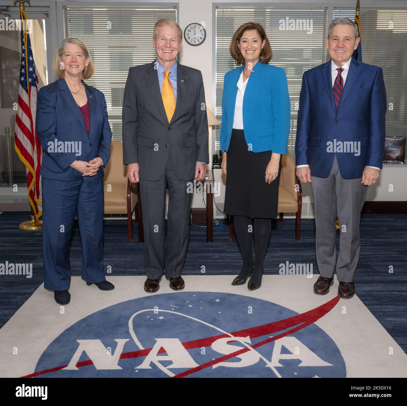 NASA-Deputy Administrator Pam Melroy, links, NASA-Administrator Bill Nelson, der ankommende JPL-Direktor Dr. Laurie Leshin und der NASA-Associate Administrator Bob Cabana, posieren für ein Foto zum Abschluss ihres Treffens, Dienstag, den 15. Februar 2022, Im Mary W. Jackson NASA Headquarters Gebäude in Washington. Stockfoto