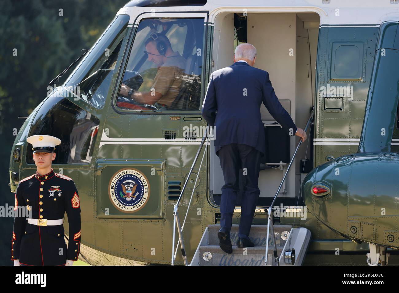 Washington DC, USA. 07. Oktober 2022. Der US-Präsident Joe Biden ist am Freitag, den 7. Oktober, an der Marine One auf dem South Lawn des Weißen Hauses in Washington, DC, USA, 2022. Biden sagte, dass die USA versuchen, eine „Off-Ramp“ für den russischen Präsidenten Wladimir Putin zu finden, und befürchtet, dass seine Drohungen zum Einsatz taktischer Atomwaffen real sind und zu „Armageddon“ führen könnten. Quelle: MediaPunch Inc/Alamy Live News Stockfoto