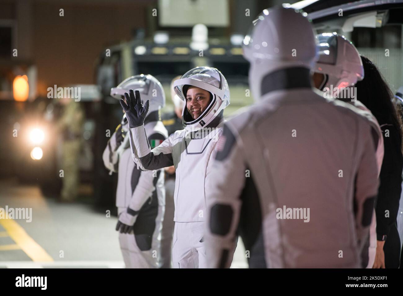 NASA-Astronautin Jessica Watkins winkt, während sie und ihre Crew-Kollegen Kjell Lindgren, Robert Hines, Und die ESA-Astronautin Samantha Cristoforetti, die SpaceX-Raumanzüge trägt, bereitet sich darauf vor, das Neil A. Armstrong Operations and Checkout Building für den Launch Complex 39A während einer Generalprobe vor dem Start der Crew-4-Mission am Mittwoch, den 20. April 2022, im Kennedy Space Center der NASA in Florida zu verlassen. Die NASA-Mission SpaceX Crew-4 ist die vierte Rundungsmission der Raumsonde SpaceX Crew Dragon und der Falcon 9-Rakete zur Internationalen Raumstation als Teil der ag Stockfoto