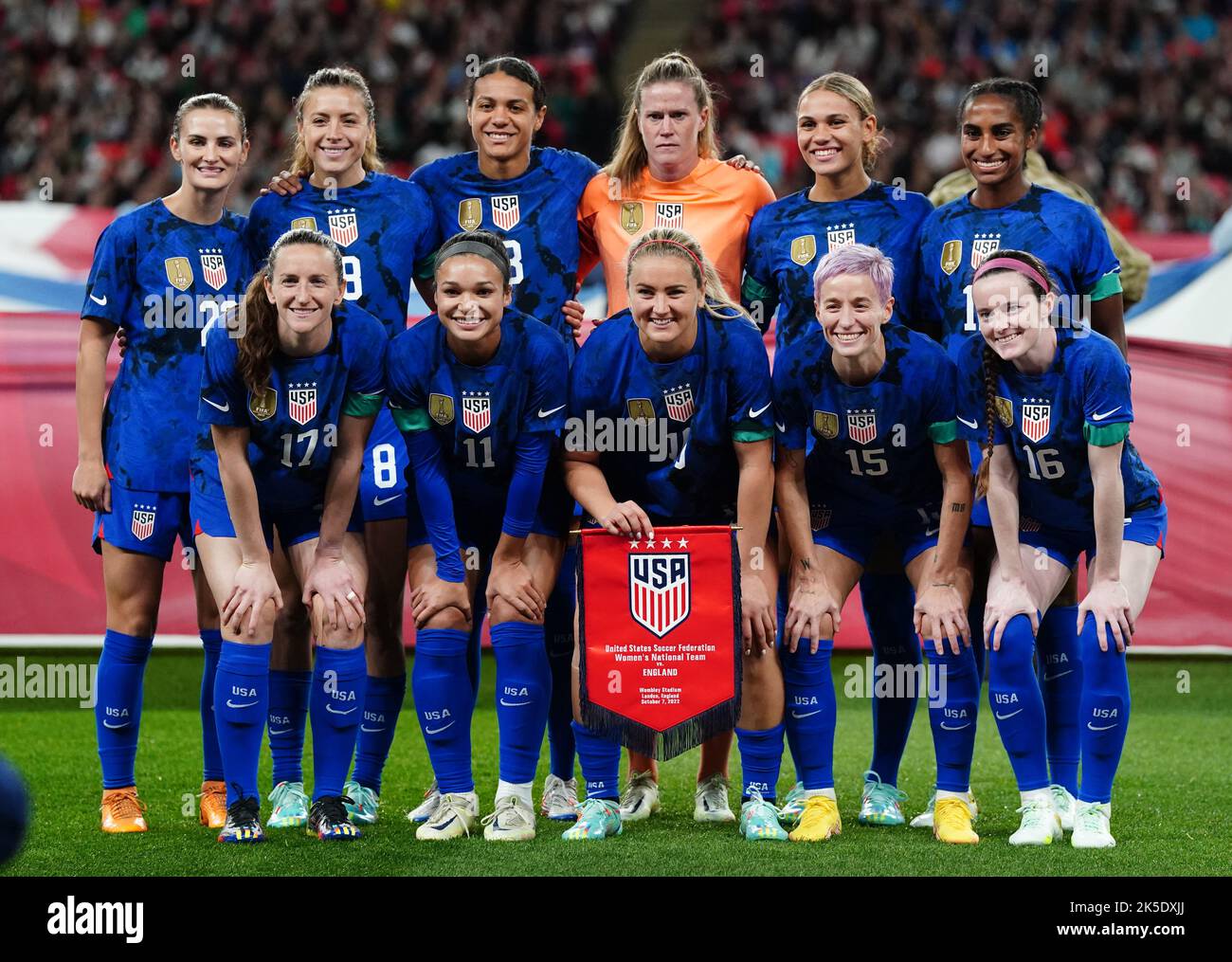 USA Team Line up, hintere Reihe, von links nach rechts, Emily Fox, Sofia Huerta, Alana Cook, Alyssa Naeher, Trinity Rodman, Naomi Girma. Vordere Reihe, von links nach rechts, Andi Sullivan, Sophia Smith, Lindsey Horan, Megan Rapinoe und Rose Lavelle vor dem internationalen Freundschaftsspiel im Wembley Stadium, London. Bilddatum: Freitag, 7. Oktober 2022. Stockfoto