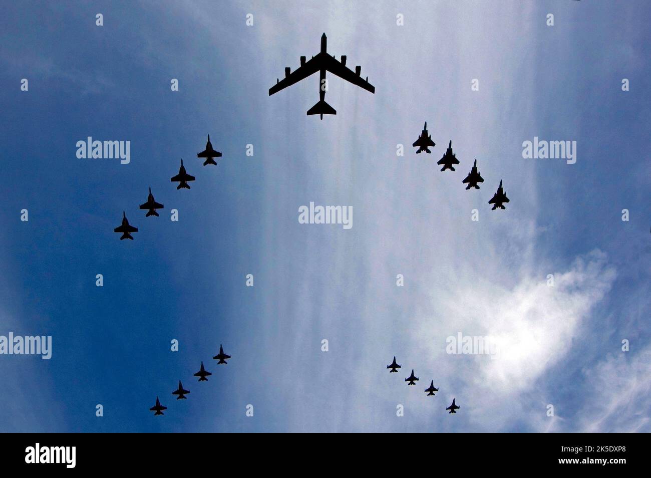 Am Ende der Übung Valiant Shield 2007 fliegen Flugzeuge der US Navy, des Marine Corps und der Air Force zusammen. PAZIFIK, 14. August 2007. Optimierte Version eines US- Navy-Foto. Kredit US Navy/D.Cantrell Stockfoto