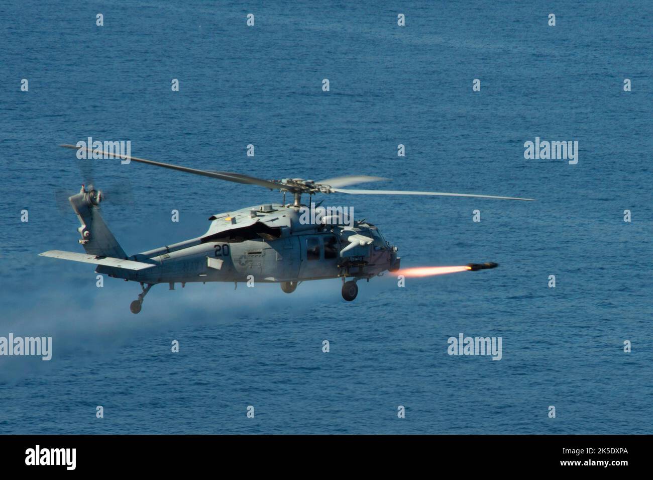Eine AGM-114N Hellfire-Rakete wird von einem MH-60s Seahawk-Hubschrauber gestartet, der am 02. März 2017 auf der Insel San Clemente, Kalifornien, dem Hubschrauber des Sea Combat Squadron (HSC) 6, in einem Kampfbereich, während einer Kampfübung mit Live-Feuer zugewiesen wurde. HSC-6 bietet Suchfunktionen für vertikale Aufzüge, Logistik, Anti-Oberflächen-Kriegsführung, Unterstützung von Spezialeinsatzkräften sowie Such- und Rettungsfähigkeiten für Kampfeinsätze. Optimierte Version eines US- Navy-Foto. Kredit US Navy/D. Harvey Stockfoto