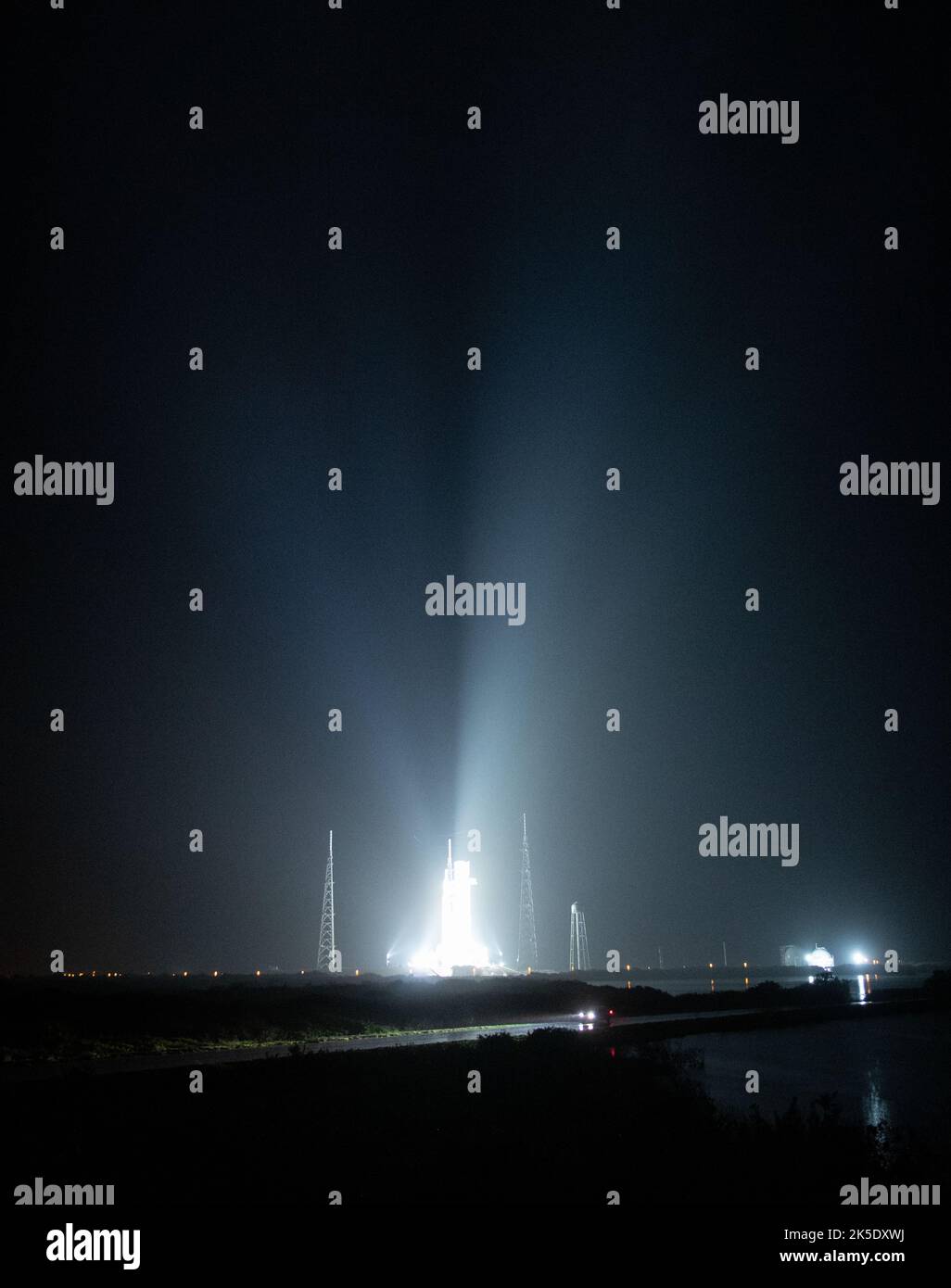 Bei der Artemis I Nassprobe am 2. April 2022 im LC-39B, beleuchtet durch Spots, wurden SLS und Orion Vorablageverfahren einschließlich Countdown und Handhabung von Treibmitteln getestet. Stockfoto