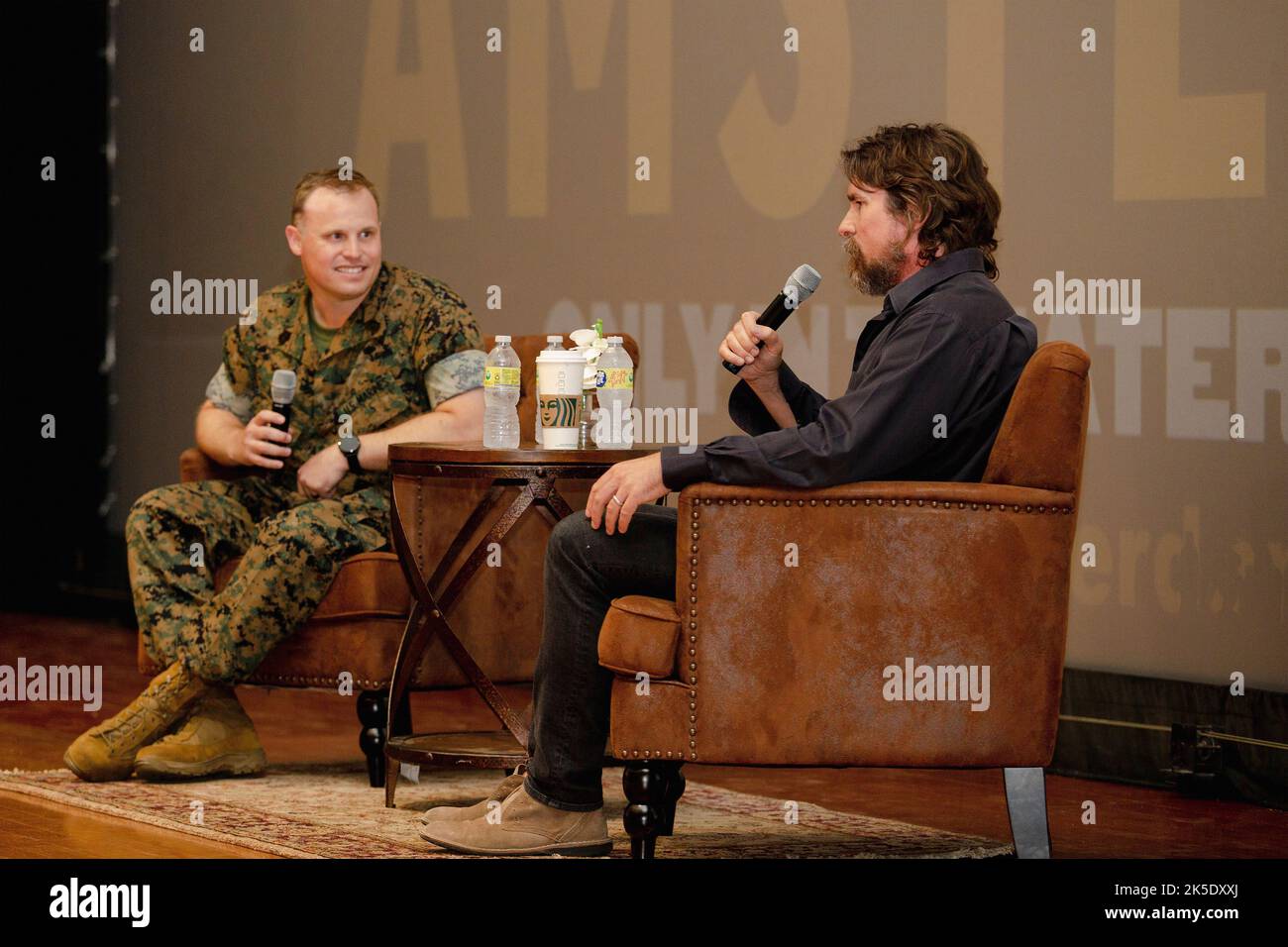 Oceanside, Usa. 06. Oktober 2022. Der englische Schauspieler Christian Bale antwortet auf eine Frage des US Marine MSgt. Wayne Edmiston, verließ das Theater & Training Center auf dem MCB Camp Pendleton, 6. Oktober 2022 in Oceanside, Kalifornien, während einer Diskussion auf der Bühne über seinen neuesten Film „Amsterdam“. Kredit: LCpl. Hope Straley/US Marines/Alamy Live News Stockfoto