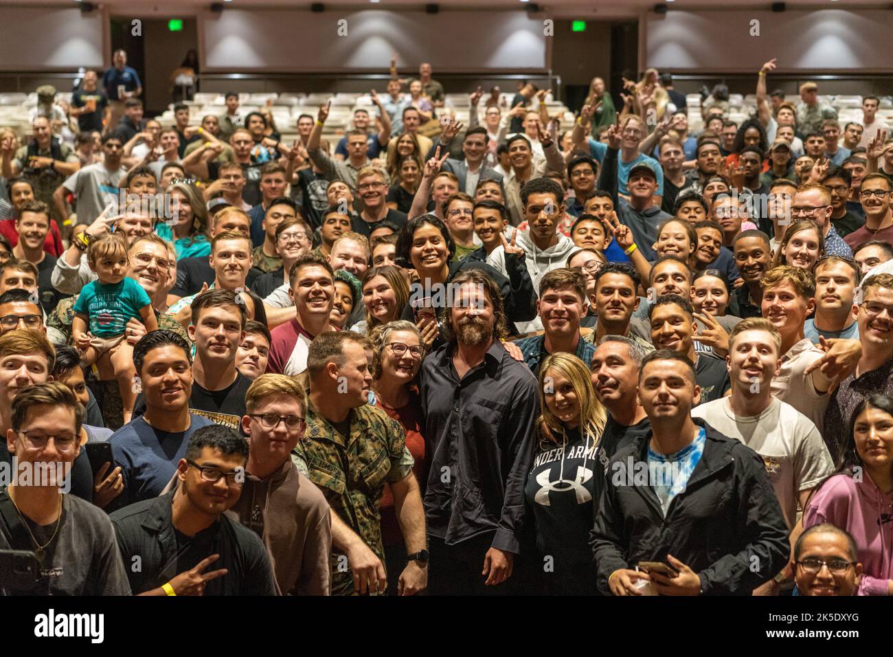 Oceanside, Usa. 06. Oktober 2022. Der englische Schauspieler Christian Bale, Front Center, posiert mit US-Marineinfanteristen und Familienmitgliedern nach einer Sondervorführungen seines neuen Films „Amsterdam“ im Pendleton Theater & Training Center auf dem MCB Camp Pendleton, 6. Oktober 2022 in Oceanside, Kalifornien. Kredit: LCpl. Hope Straley/US Marines/Alamy Live News Stockfoto