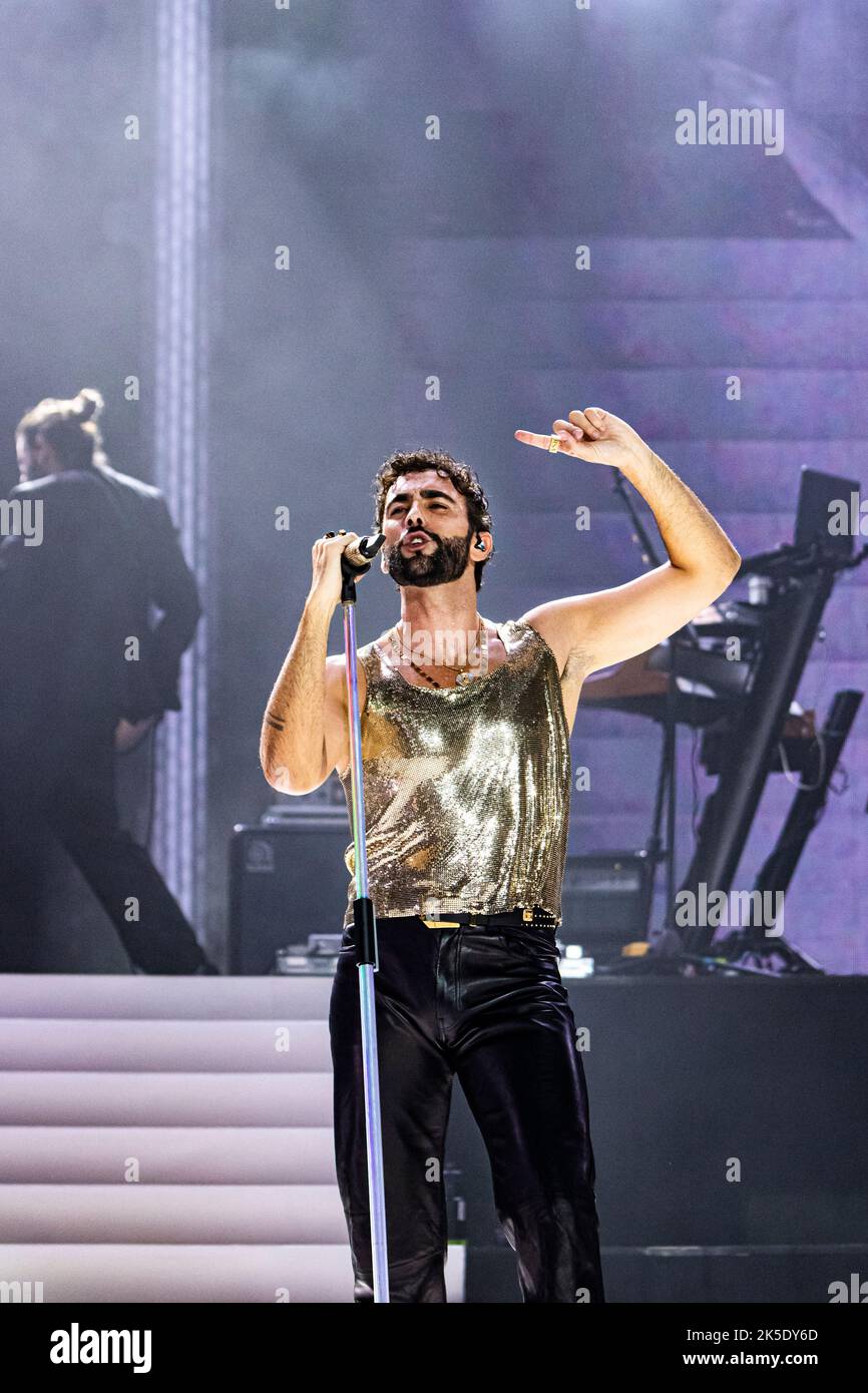 Marco Mengoni spielt auf der Bühne des Mediolanum Forum in Mailand für seine Mengoni Live 2022 Stockfoto