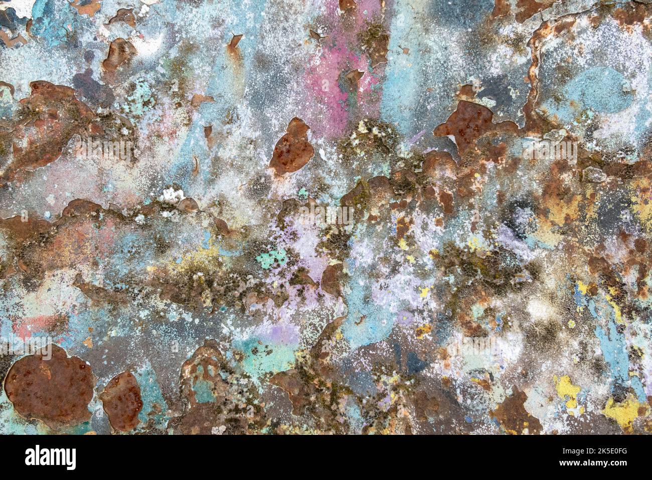 Muster aus alten rostigen Metallplatten mit harmonischen grungigen Farben Stockfoto