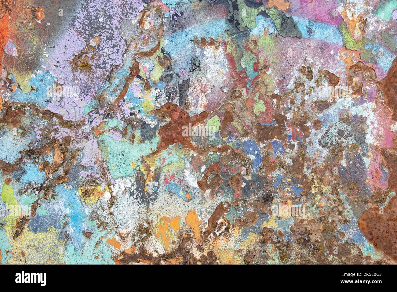 Muster aus alten rostigen Metallplatten mit harmonischen grungigen Farben Stockfoto