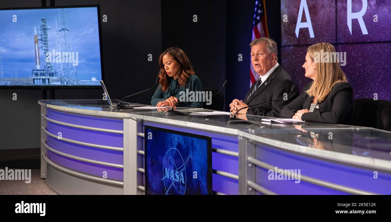 Am 28. August findet im Kennedy Space Center der NASA in Florida eine Medienbesprechung zum Status des Artemis-Countdowns statt. Von links sind Megan Cruz, NASA Communications; Jeff Spaulding, Artemis I Senior NASA Test Director; Melody Lovin, Wetteroffizier, Space Launch Delta 45. Artemis I soll am 29. August um 8:33 Uhr EDT vom Kennedy Launch Complex 39B starten. Artemis I ist die erste in einer Reihe von zunehmend komplexen Missionen und wird eine Grundlage für die Erforschung des menschlichen Tiefraums schaffen und unser Engagement und unsere Fähigkeit demonstrieren, die menschliche Präsenz auf den Mond und darüber hinaus auszuweiten. Der Stockfoto