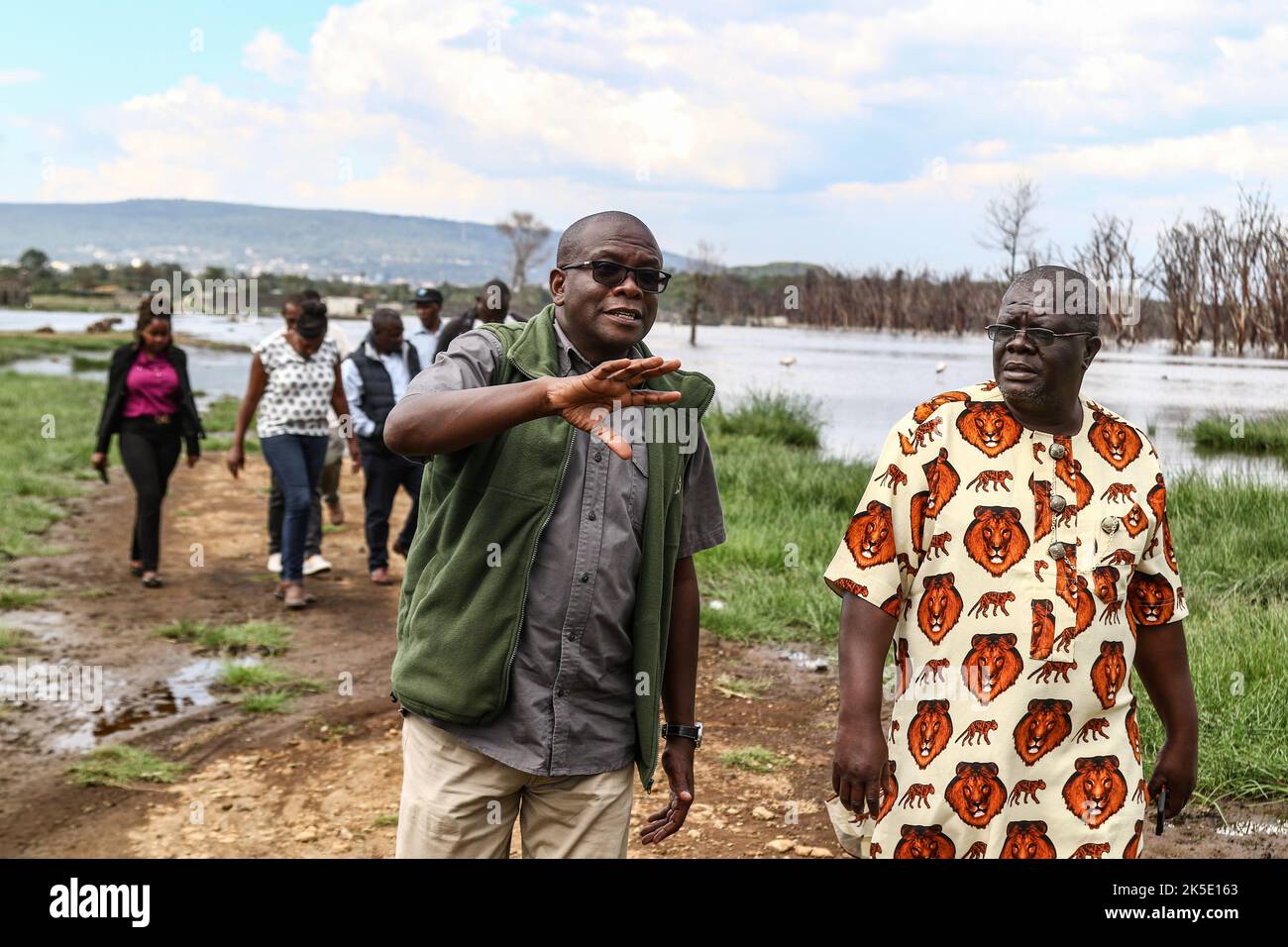 Nakuru, Kenia. 05. Oktober 2022. Media for Science Health and Agriculture (MESHA) C.E.O Aghan Daniel (R) spricht mit Joseph Edeben, Senior Scientist am Wildlife Research and Training Institute in einem Gebiet, das während einer Feldveranstaltung von den erhöhten Wasserständen des Nakuru-Sees überflutet wurde. Media for Science Health and Agriculture (MESHA), eine kenianische Medienorganisation, organisierte eine Faktenfindungs-Mission für Journalisten, um aus erster Hand die Auswirkungen des Klimawandels auf die biologische Vielfalt im Lake Nakuru National Park zu verstehen. (Foto von James Wakibia/SOPA Images/Sipa USA) Quelle: SIPA USA/Alamy Live News Stockfoto