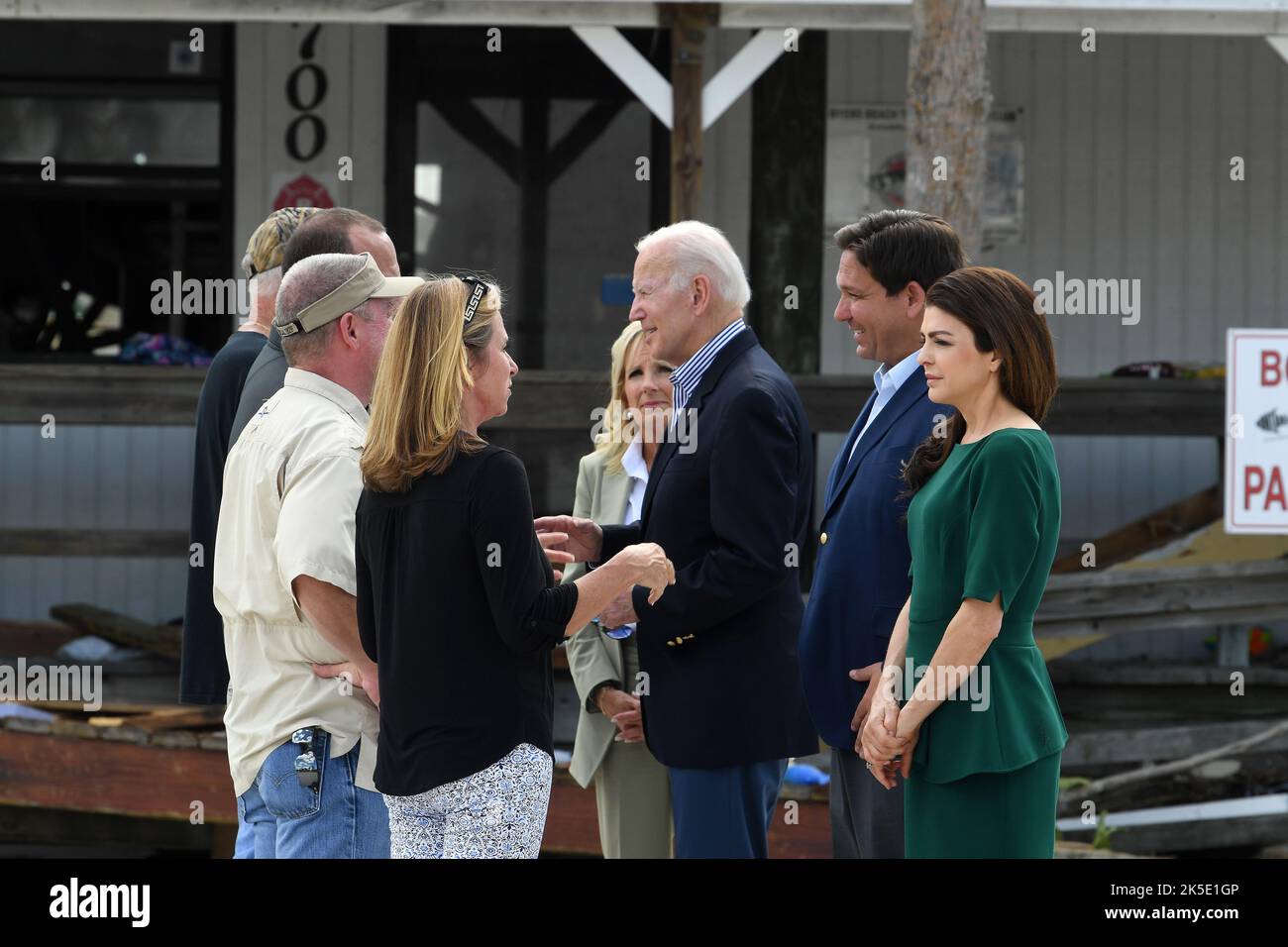 Fort Myers, FL (Okt 5, 2022) - Präsident Joe Biden begrüßt Anwohner und Unternehmer. Er wurde von Gouverneur Ron DeSantis, Dr. Jill Biden und Frau Casey DeSantis begleitet. Jocelyn Augustino/FEMA Stockfoto