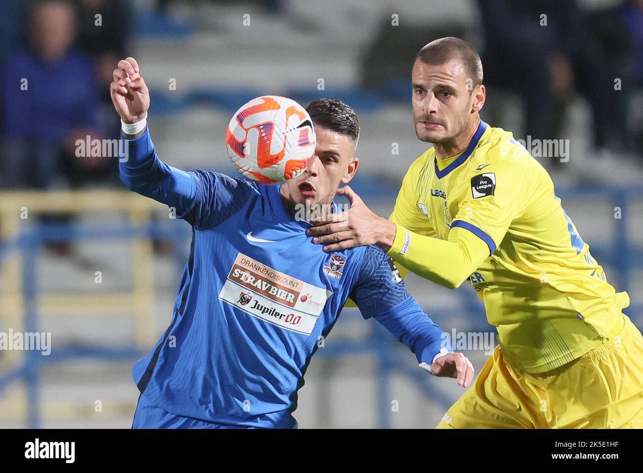 Belgien. 07. Oktober 2022. Denders Suer Barbaros Cukur Tiago und Beverens Aleksandar Vukotic kämpfen während eines Fußballmatches zwischen FCV Dender EH und SK Waasland Beveren am Freitag, 07. Oktober 2022 in Denderleeuw, am 8. Tag der 'Challenger Pro League' 1B. Division der belgischen Meisterschaft 2022-2023. BELGA FOTO BRUNO FAHY Quelle: Belga Nachrichtenagentur/Alamy Live News Stockfoto