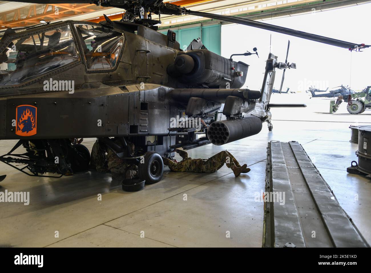 US-Soldaten mit 1-3. Angriffsbataillon (1-3 ab), 12. Combat Aviation Brigade (12 CAB) arbeiten an der Wartung des Apache-Hubschraubers AH-64 auf dem Katterbach Army Airfield, Ansbach, Deutschland, 04. Oktober 2022. (USA Armeefoto von Eugen Warkentin) Stockfoto