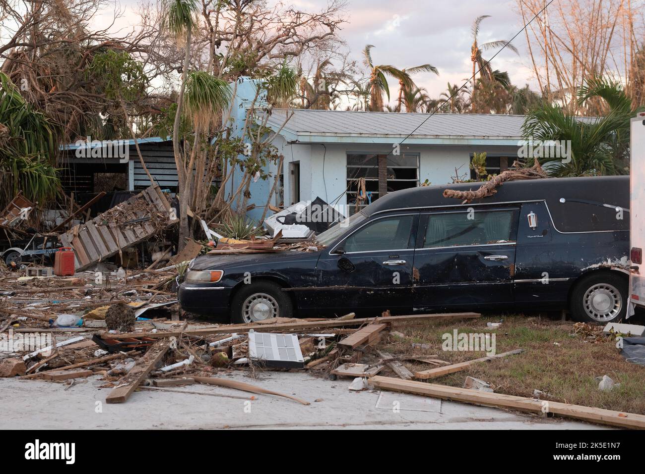 Fort Myers, Florida, USA. 6. Oktober 2022. Trümmer vor einem Haus, das vom Hurrikan Ian mit einem Sturmflut von bis zu 12ft hoch in Fort Myers Beach getroffen wurde, eine Woche nachdem der Sturm landete. Der Hurrikan Ian ist der fünftstärkste Hurrikan, der in den Vereinigten Staaten landeinstürze, mit einer Rekordzerstörung von Leben, Häusern und Unternehmen. (Bild: © Orit Ben-Ezzer/ZUMA Press Wire) Stockfoto