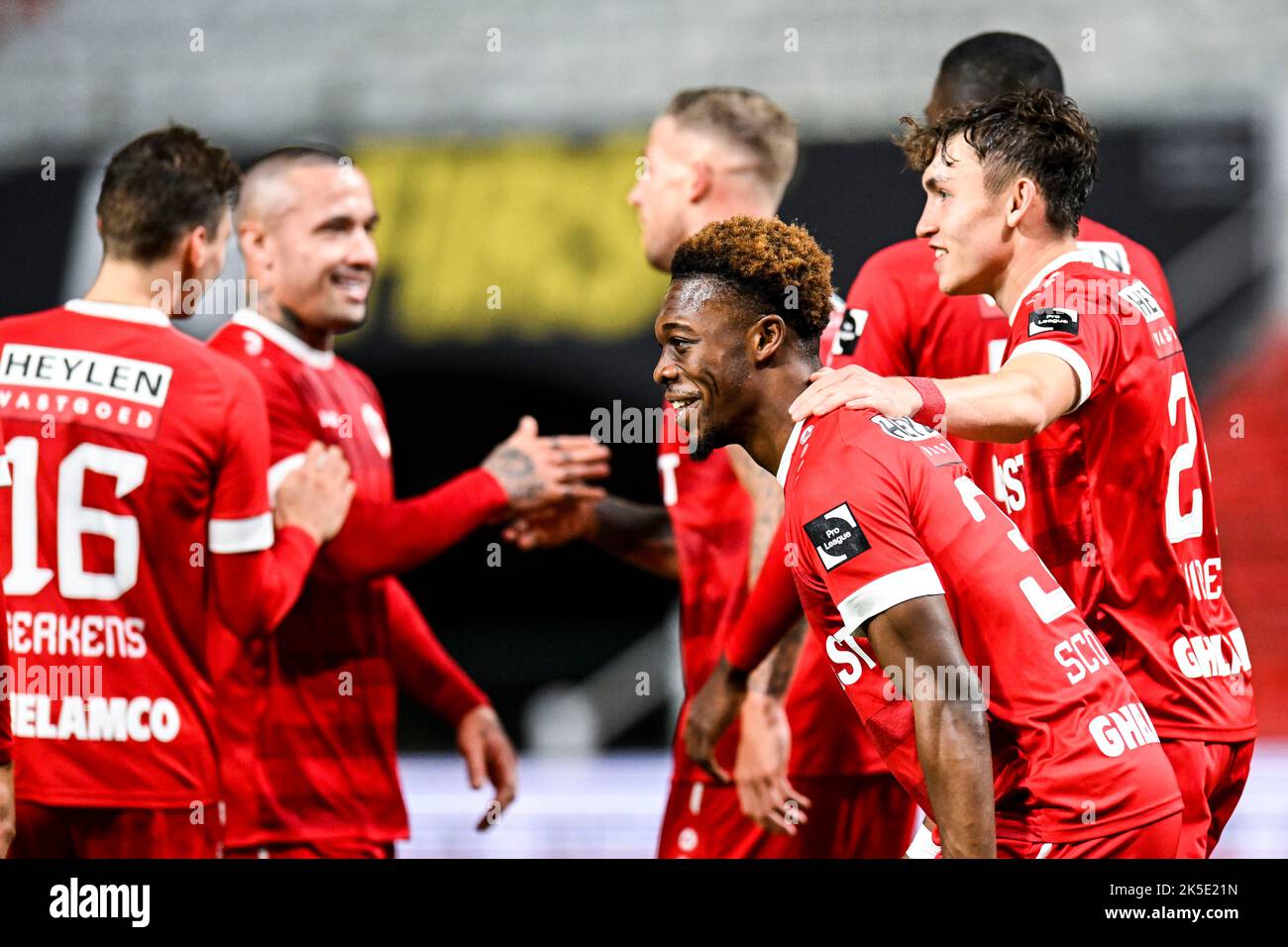 Belgien. 07. Oktober 2022. Der Antwerpener Christopher Scott feiert am Freitag, 07. Oktober 2022, nach einem Treffer bei einem Fußballspiel zwischen dem Royal Antwerp FC RAFC und Sint-Truiden STVV in Antwerpen, einem Spiel am 11. Tag der ersten Division der belgischen Meisterschaft 2022-2023 in der „Jupiler Pro League“. BELGA FOTO TOM GOYVAERTS Kredit: Belga Nachrichtenagentur/Alamy Live News Stockfoto