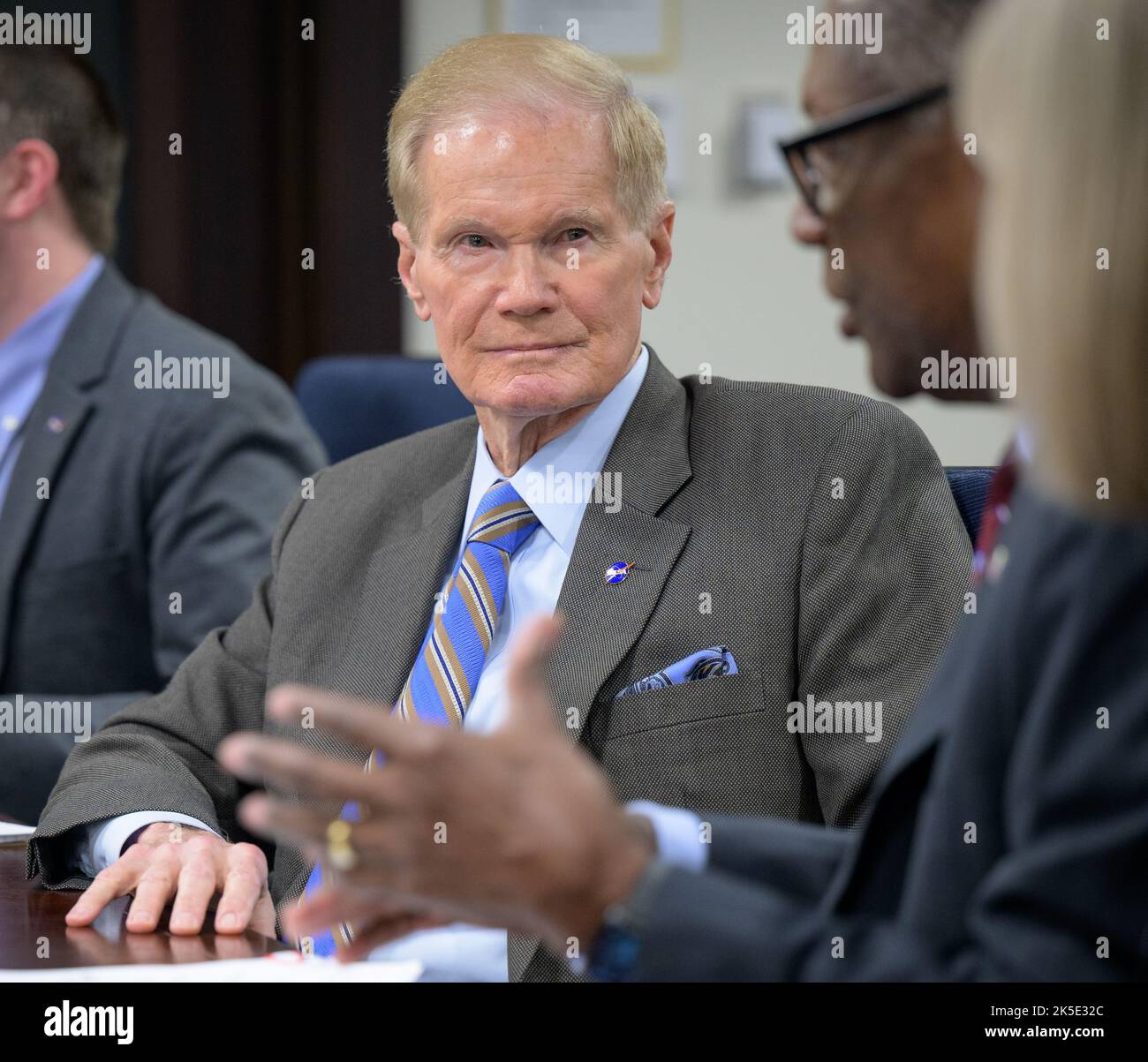 NASA-Administrator Bill Nelson hört während einer Exekutivsitzung des NASA-Beirats (NAC) am Montag, den 28. Februar 2022, im Mary W. Jackson NASA-Hauptquartier-Gebäude in Washington zu. Stockfoto