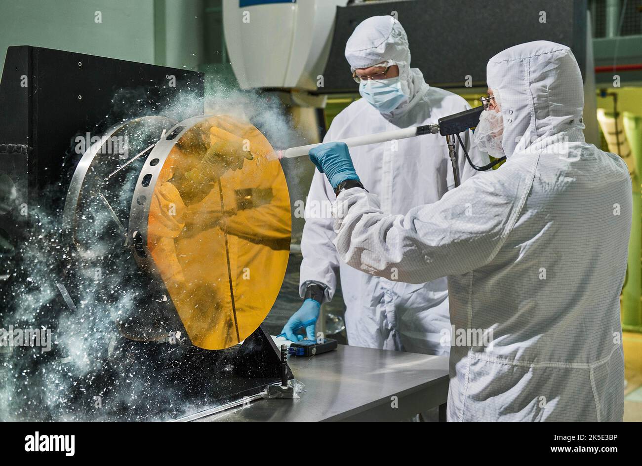 Vorbereitung des James Webb Space Telescope (JWST). Ingenieure reinigen Testspiegel mit Kohlendioxidschnee durch Abschießen von Kohlendioxidschnee an die Oberfläche können Ingenieure große Teleskopspiegel reinigen, ohne sie zu zerkratzen."die schneeähnlichen Kristalle stoßen Partikel und Moleküle aus dem Spiegel. Webb wird Licht aus 13,5 Milliarden Lichtjahren Entfernung erfassen. Dazu muss der Spiegel super sauber gehalten werden. Eine optimierte Version eines NASA-Bildes vom erfahrenen Hauptfotografen Chris Gunn. Quelle: NASA/Chris Gunn. Nur für redaktionelle Zwecke. Stockfoto