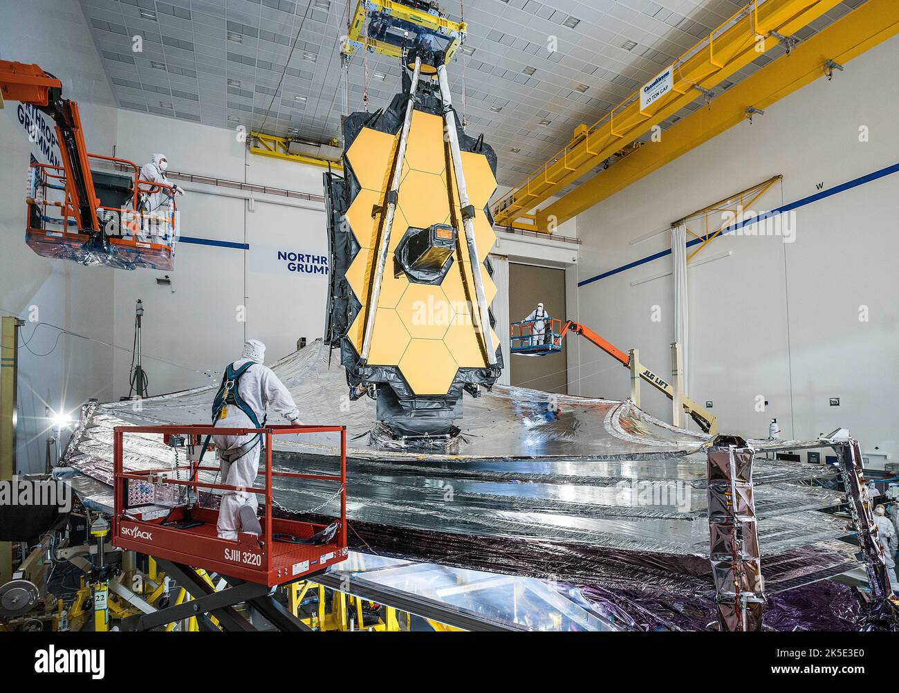 Vorbereitung des James Webb Space Telescope (JWST). Der 5-lagige Sonnenschutz von Webb wurde erfolgreich getestet und in der gleichen Konfiguration eingesetzt und gespannt, wie er im Weltraum eingesetzt wird. Hier kann die JWST in ihrer letzten Reihe von Einsatz- und Checkout-Tests gesehen werden, bevor die Sternwarte für den Versand nach Französisch-Guayana zum Start an Bord einer ArianeGroup Ariane V-Rakete verpackt wird. Mit diesen Tests wird sichergestellt, dass Webb nach seinem Start perfekt im Weltraum bereitgestellt wird. Eine optimierte Version eines NASA-Bildes vom erfahrenen Hauptfotografen Chris Gunn. Quelle: NASA/Chris Gunn. Nur für redaktionelle Zwecke. Stockfoto
