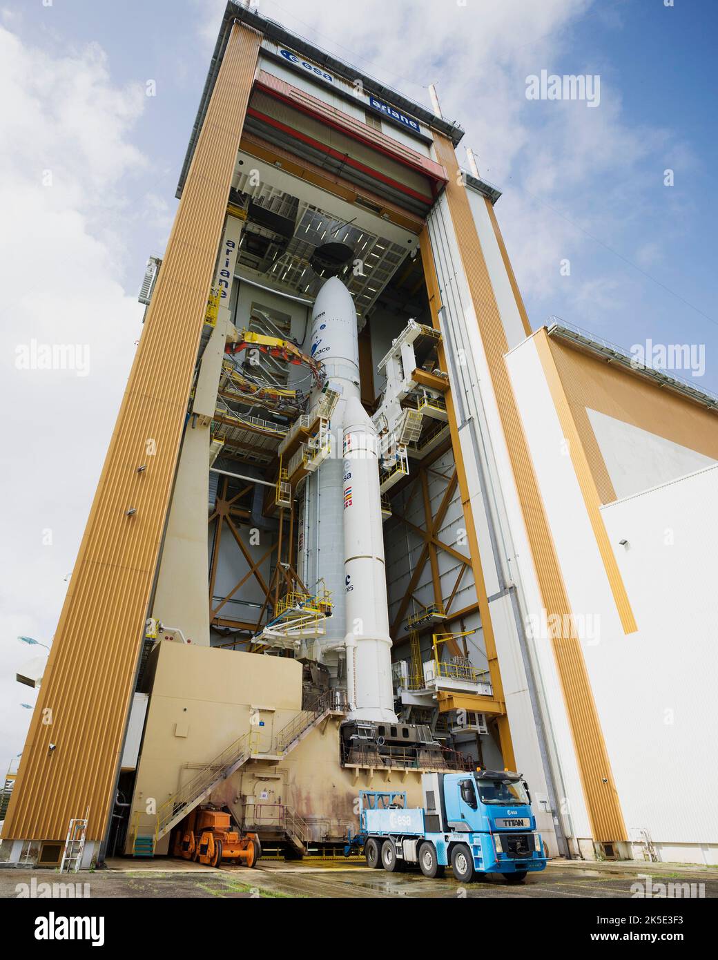 Das James Webb Weltraumteleskop der NASA hat mit dem stattlichen Rollout des Arianespace ELA-3-Starterkomplexes am europäischen Weltraumbahnhof in der Nähe von Kourou, Französisch-Guayana, begonnen. Arianespace und die NASA werden die Vitalparameter von Webb und der Ariane-5-Rakete während des fast zweistündigen Prozesses genau überwachen. Webb wurde am 25. Dezember 2022 gestartet. Eine optimierte Version eines NASA-Bildes vom erfahrenen Hauptfotografen Chris Gunn. Quelle: NASA/Chris Gunn. Stockfoto