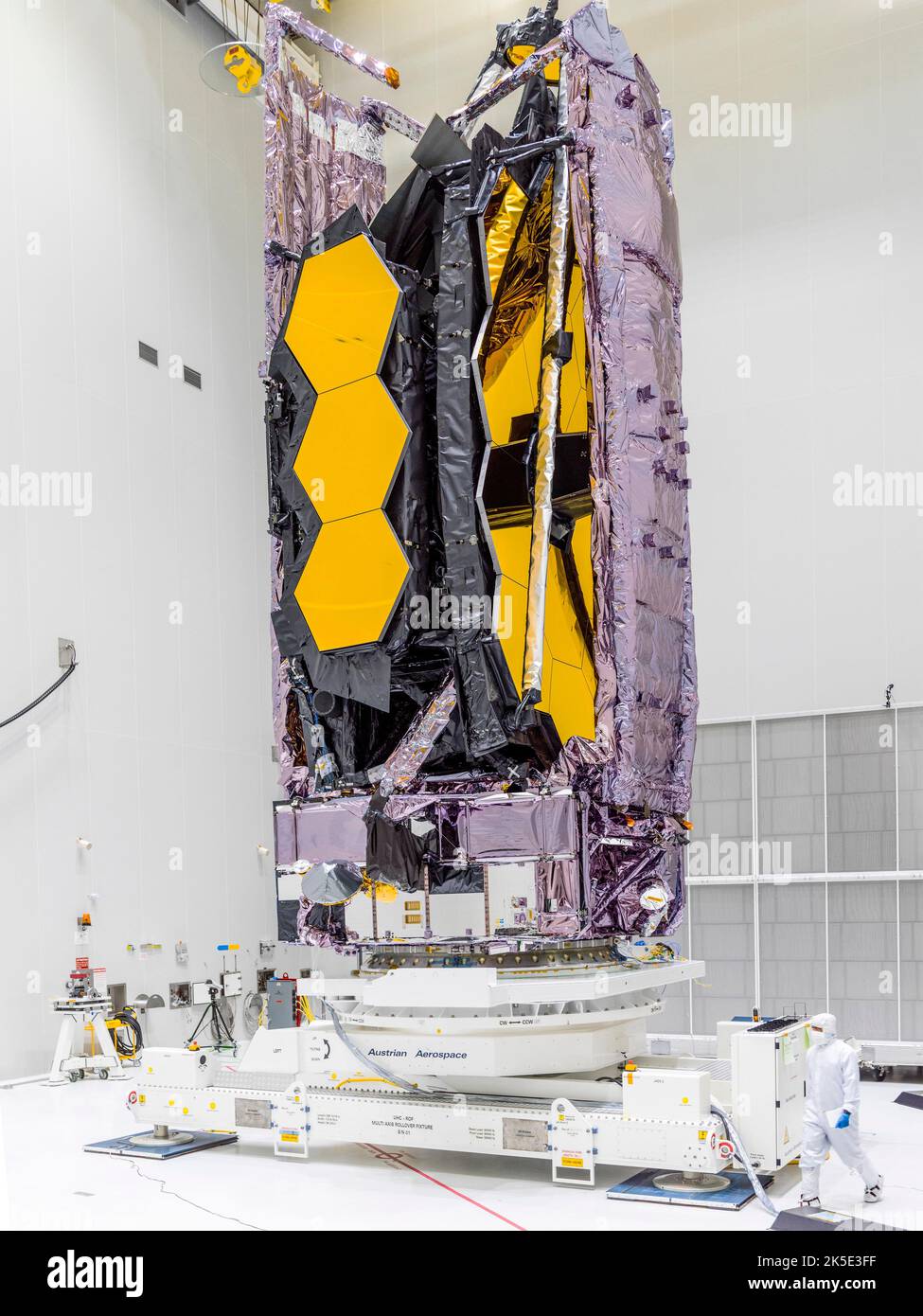 Das James Webb Space Telescope (JWST) im Reinraum am Startplatz des Weltraumzentrums Guayana in Französisch-Guayana nach einem 5.800 Meilen langen Umzug aus den USA. Nach seiner Ankunft wurde Webb vorsichtig aus seinem Verpackungsbehälter gehoben und dann vertikal angehoben. Dies ist die gleiche Konfiguration, in der Webb sich befindet, wenn es sich in seinem Trägerrakete Ariane 5 befindet. Eine optimierte Version eines NASA-Bildes vom erfahrenen Hauptfotografen Chris Gunn. Quelle: NASA/Chris Gunn. Nur für redaktionelle Zwecke. Stockfoto