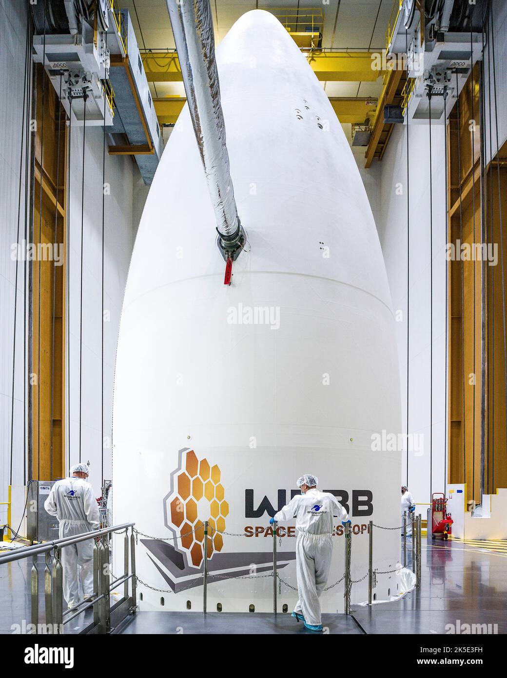 Das James Webb Space Telescope (JWST) ist sicher in die Ariane 5-Rakete eingeschlossen, die es am 24. 2021. Dezember in die Umlaufbahn bringen wird. Nachdem Webb am 17. Dezember erfolgreich an die Spitze seiner Rakete angeschlossen wurde, senkte das Team seine Schutzverkleidung oder Ônosecone' down über das Observatorium mit einem kundenspezifischen lasergeführten Kransystem und sperrte sie für den Start und den Start ein. Eine optimierte Version eines NASA-Bildes vom erfahrenen Hauptfotografen Chris Gunn. Quelle: NASA/Chris Gunn. Nur für redaktionelle Zwecke. Stockfoto