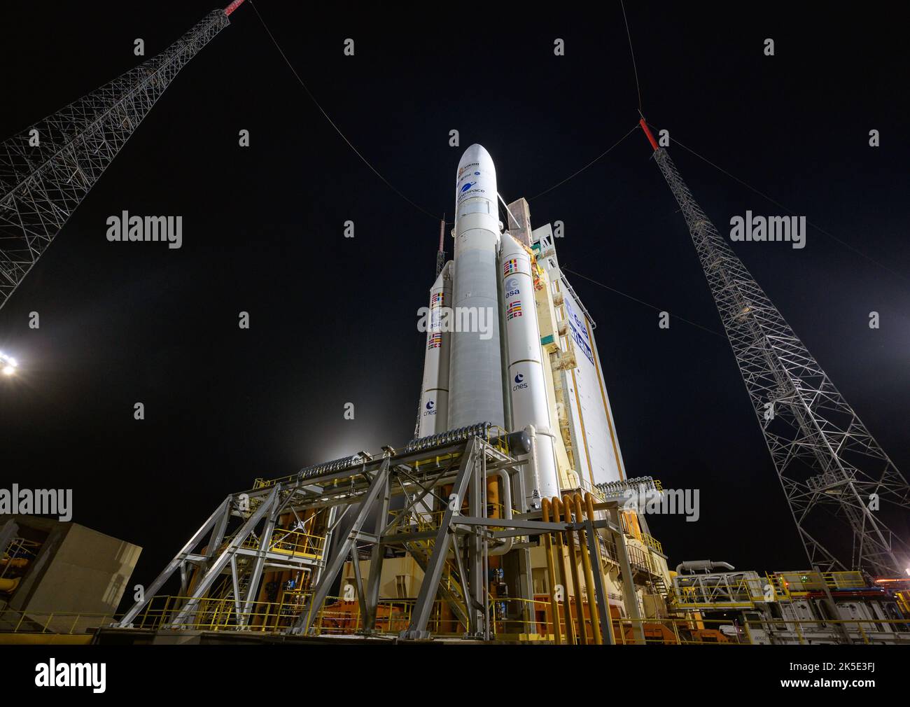 Die Ariane 5-Rakete von Arianespace mit dem James Webb Space Telescope (JWST) der NASA an Bord wird am 23. Dezember 2021 auf der Startrampe im europäischen Weltraumbahnhof, dem Weltraumzentrum Guayana in Kourou, Französisch-Guayana, gesehen. Das JWST (manchmal auch Webb genannt) ist ein großes Infrarotteleskop mit einem Primärspiegel von 21,3 Fuß (6,5 Meter). Das Observatorium wird jede Phase der kosmischen historyÑfrom innerhalb unseres Sonnensystems bis zu den entferntesten beobachtbaren Galaxien im frühen Universum untersuchen. Eine einzigartige, digital optimierte Version eines NASA-Bildes vom Senior NASA-Fotografen Bill Ingalls / Credit NASA. Stockfoto
