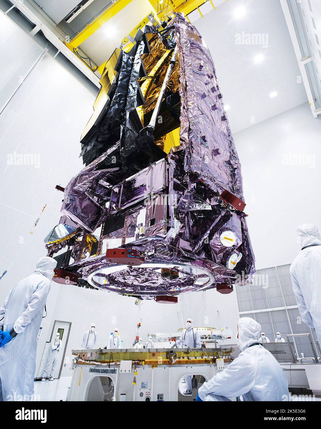 Das James Webb Space Telescope (JWST) wurde am europäischen Weltraumbahnhof in Kourou, Französisch-Guayana, auf den Flugstartadapter gehoben. Webb wurde am 25. Dezember 2021 gestartet. Eine optimierte Version eines NASA-Bildes vom erfahrenen Hauptfotografen Chris Gunn. Quelle: NASA/Chris Gunn. Nur für redaktionelle Zwecke. Stockfoto