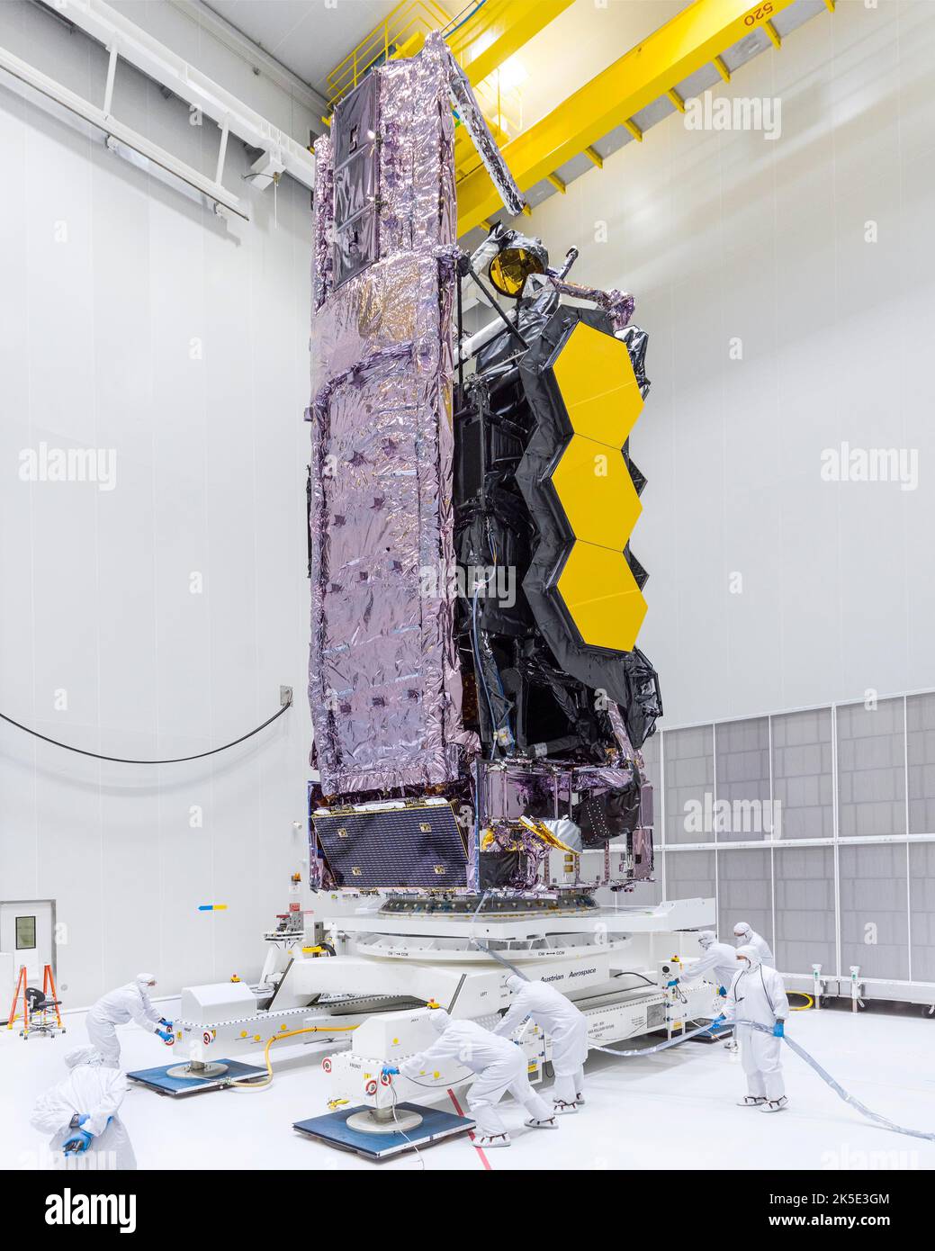 Das James Webb Space Telescope (JWST in the Cleanroom auf dem Startplatz des Weltraumzentrums Guayana in Französisch-Guayana. Nach seiner 5800-Meilen-Reise wurde Webb vorsichtig aus seinem Verpackungscontainer gehoben und dann vertikal angehoben. Dies ist die gleiche Konfiguration, in der Webb sich befindet, wenn es sich in seinem Trägerrakete Ariane 5 befindet. Eine optimierte Version eines NASA-Bildes vom erfahrenen Hauptfotografen Chris Gunn. Quelle: NASA/Chris Gunn. Nur für redaktionelle Zwecke. Stockfoto
