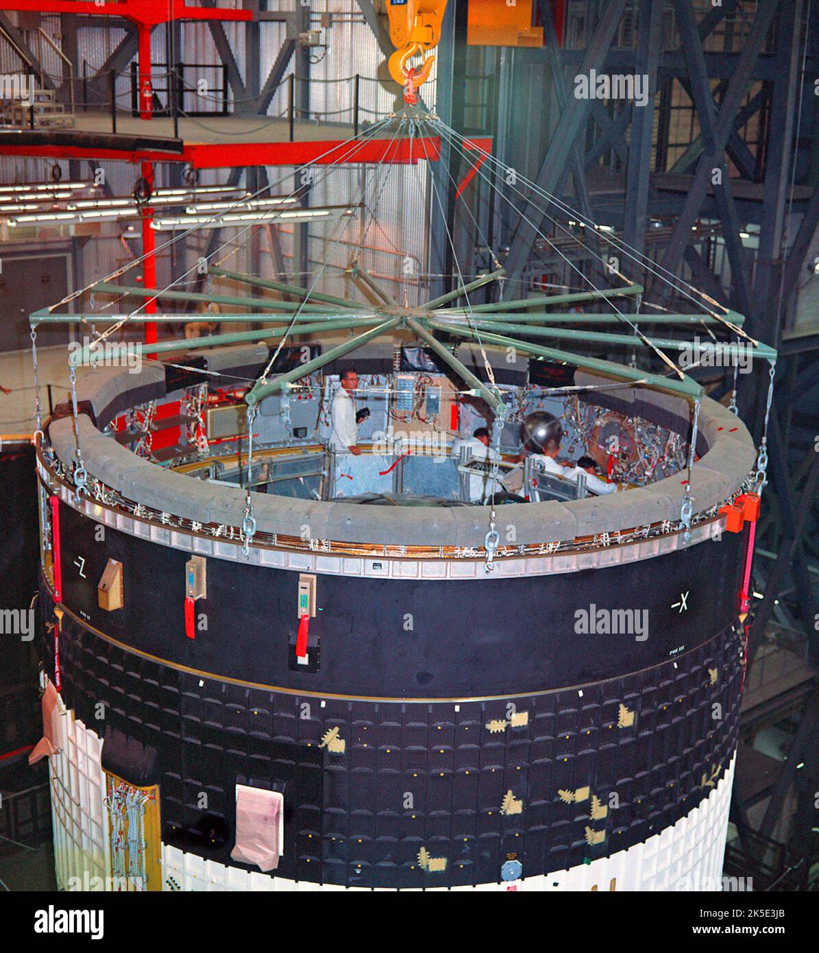 Die Stapelung der AS-501-Etappen für die Apollo 4-Mission begann am Kennedy Space Center der NASA und wurde mit der Platzierung der Instrumenteneinheit am 25 February1967 abgeschlossen. Die Apollo-4-Mission war der erste All-up-Test der Saturn-V-Rakete, der alle Aspekte des Saturn-V-Trägerraketenfahrzeugs testen sollte. Die Mission galt als erfolgreicher Test. Der Saturn V wurde am Marshall Space Flight Center der NASA entwickelt. Ein optimiertes NASA-Bild: Quelle: NASA Stockfoto